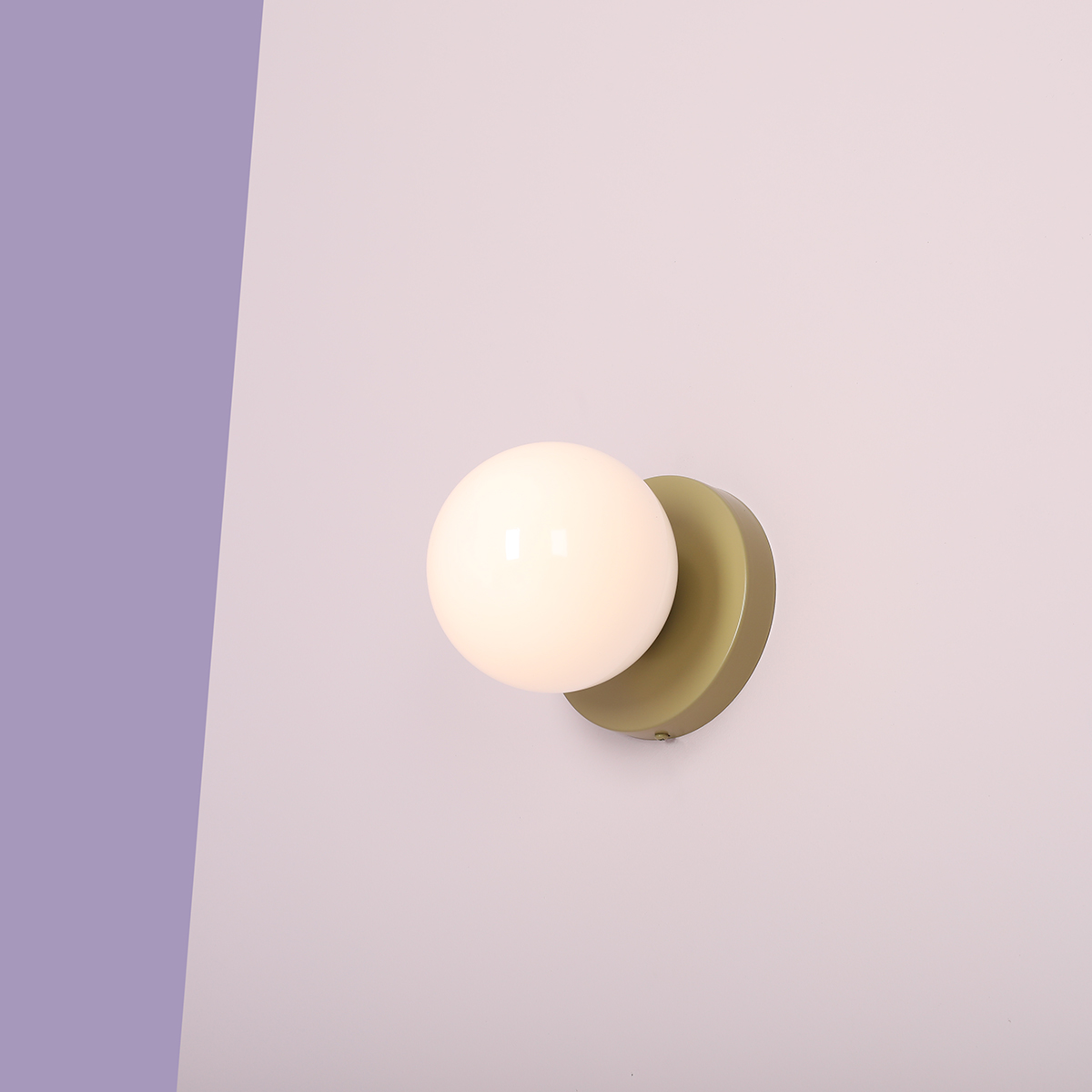 Ball Ø15 Beige applique murale De Artera - Avec sa forme sphérique simple et élégante, il fournit une lumière douce et atmosphérique qui crée une atmosphère chaleureuse et accueillante dans n'importe quelle pièce.