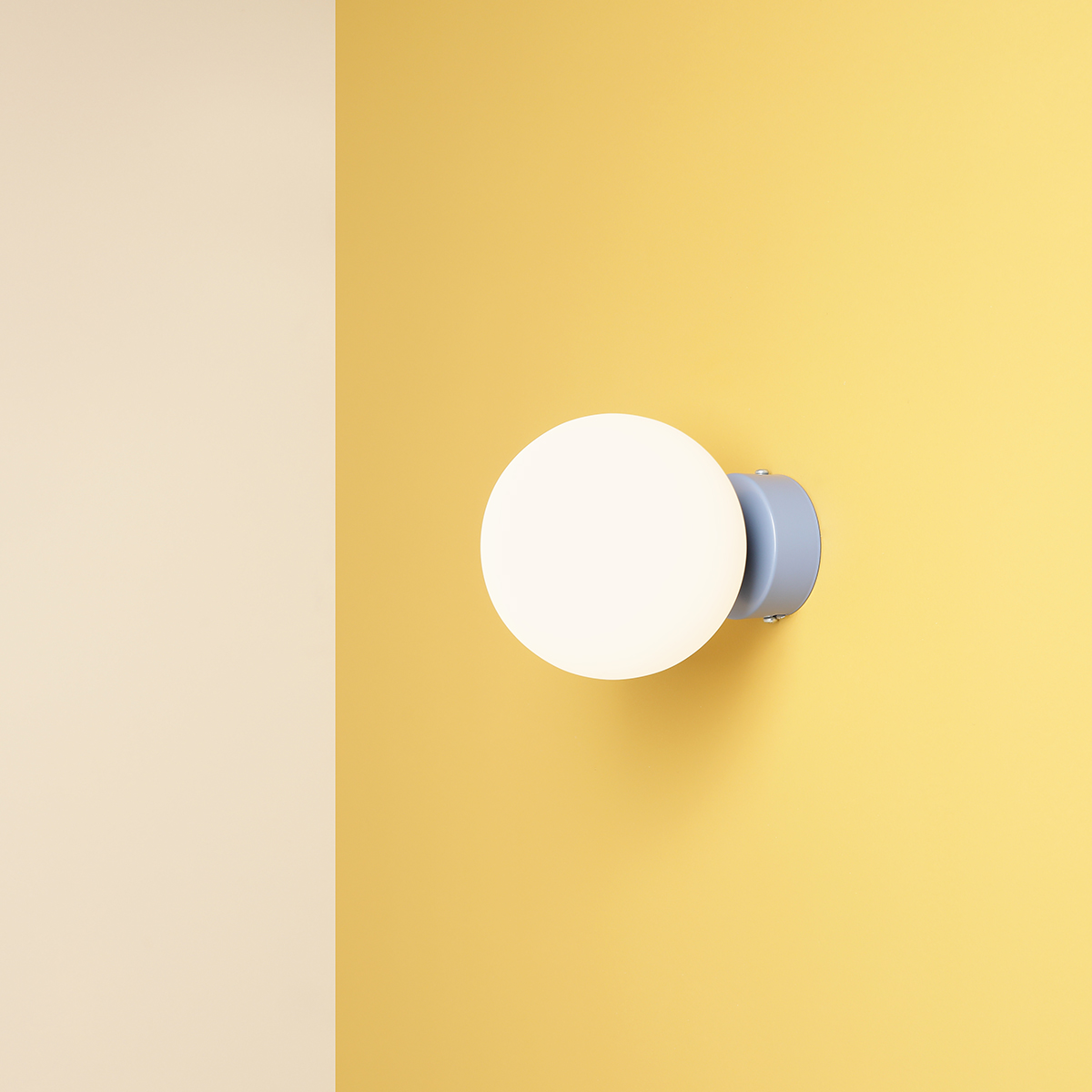 Ball Ø15 Bleu applique murale De Artera - Grâce à son design minimaliste, la lampe s'intègre parfaitement dans les intérieurs modernes et classiques, tout en fournissant une lumière efficace qui améliore l'atmosphère de la pièce.