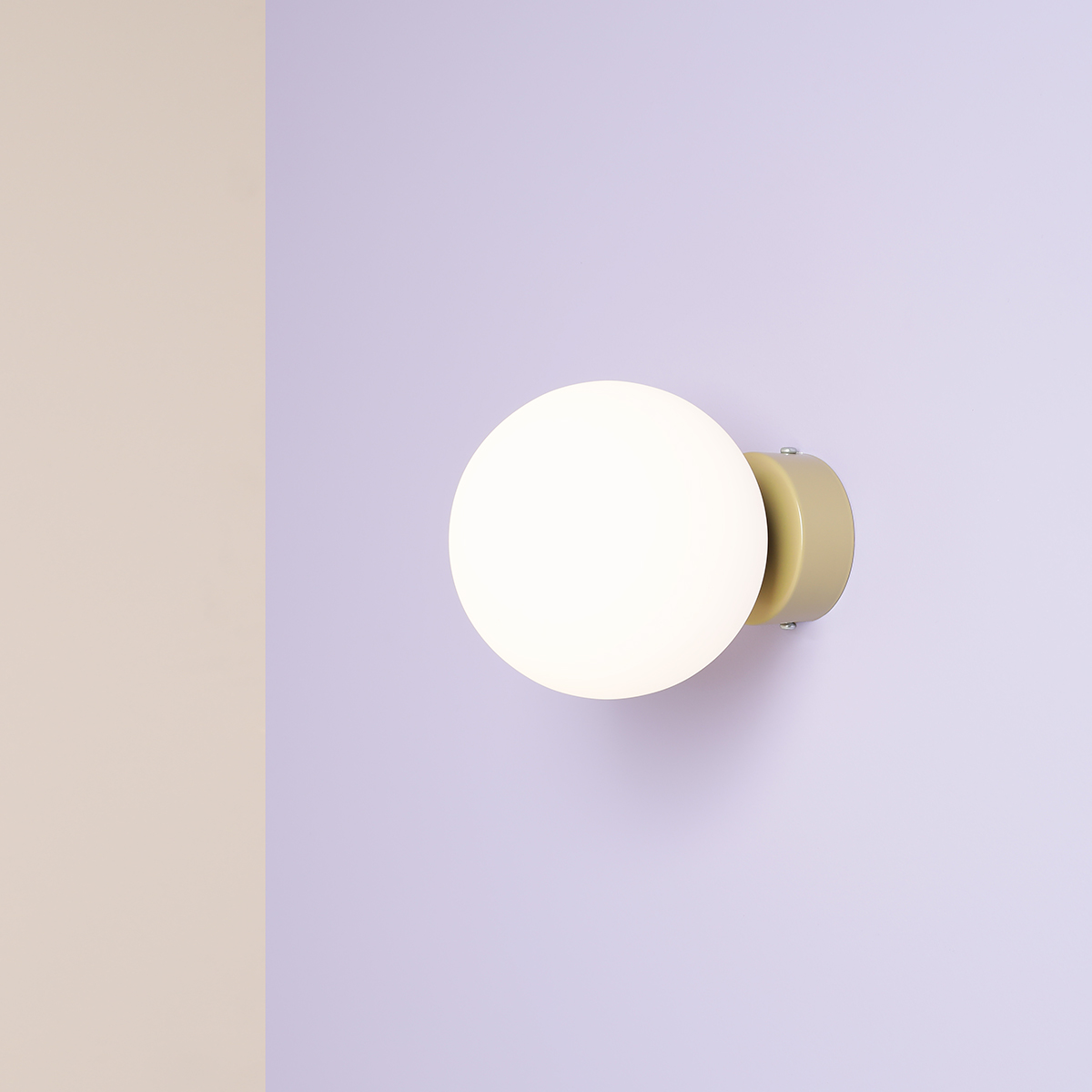 Ball Ø15 Beige applique murale De Artera - Avec sa forme sphérique simple et élégante, il fournit une lumière douce et atmosphérique qui crée une atmosphère chaleureuse et accueillante dans n'importe quelle pièce.