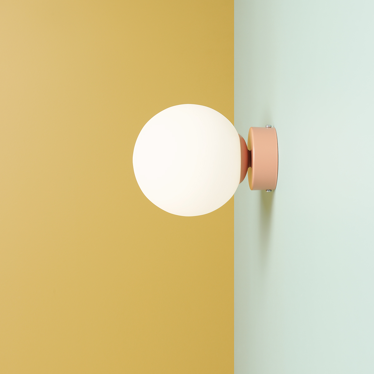 Ball Ø15 Corail applique murale De Artera - Grâce à son design minimaliste, la lampe s'intègre parfaitement dans les intérieurs modernes et classiques, tout en fournissant une lumière efficace qui améliore l'atmosphère de la pièce.