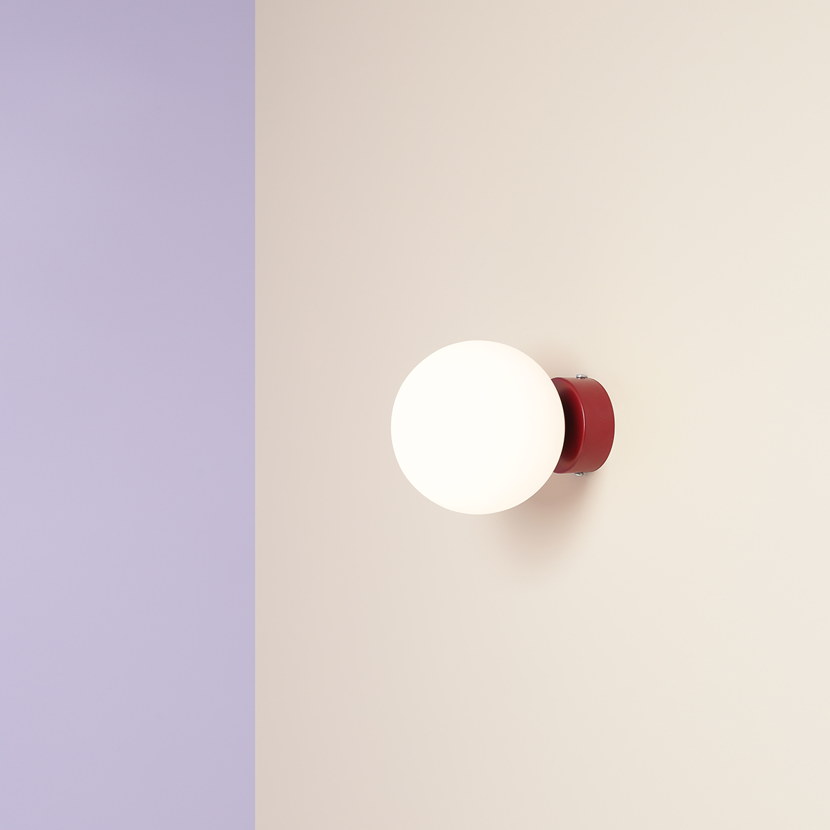 Ball Ø15 Bourgogne applique murale De Artera - Grâce à son design minimaliste, la lampe s'intègre parfaitement dans les intérieurs modernes et classiques, tout en fournissant une lumière efficace qui améliore l'atmosphère de la pièce.