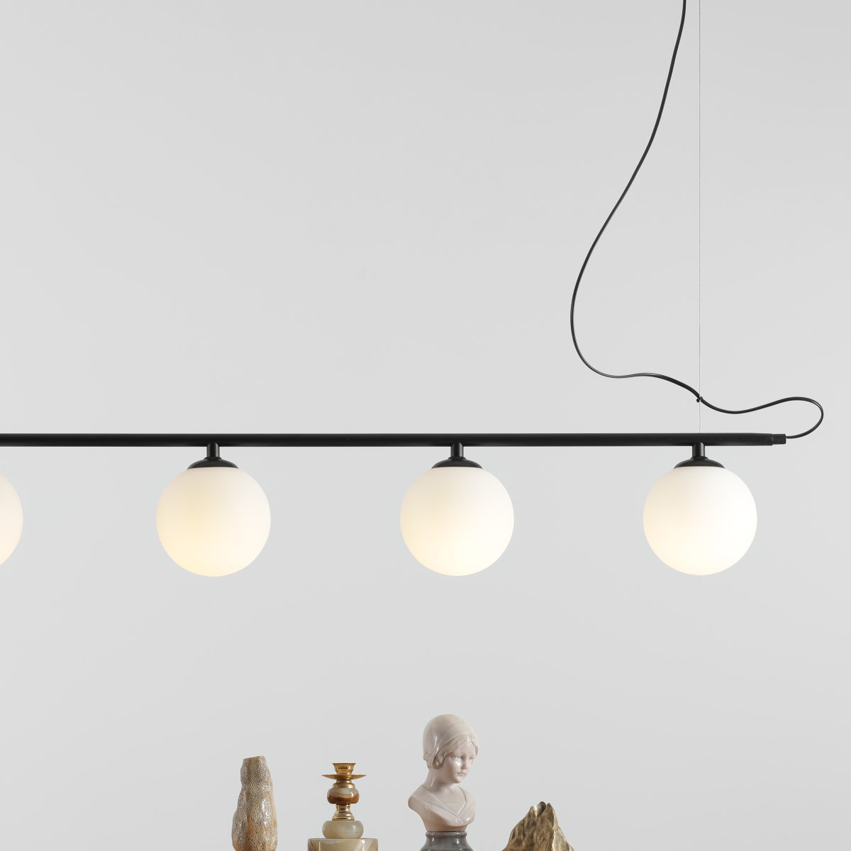 Beryl 140cm Noir suspension De Artera - La tige noire minimaliste crée un contraste élégant avec les sphères blanches et donne à la lampe un look moderne et élégant.