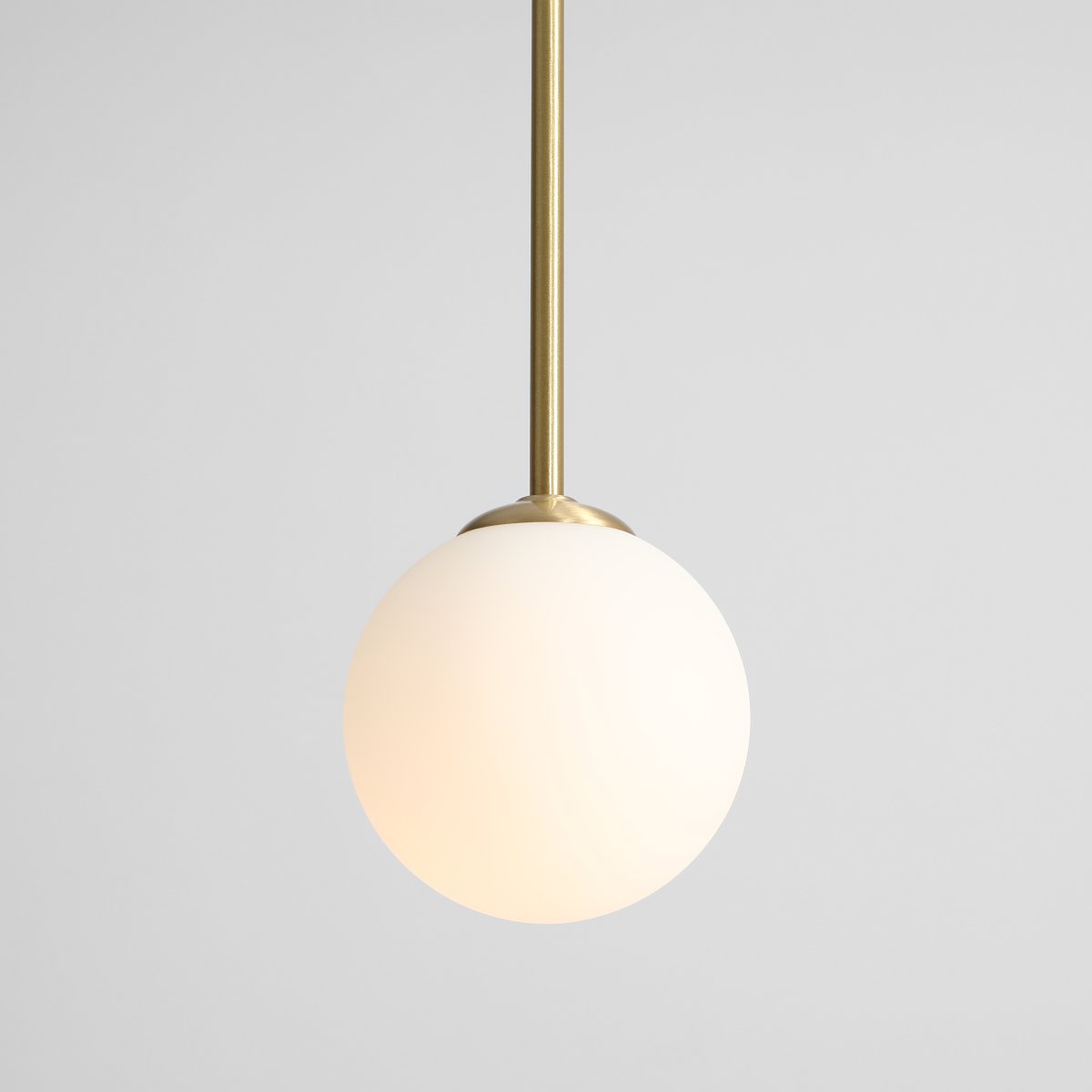 Bosso Ø14 Laiton suspension De Artera - La lampe émet une lumière douce et agréable et est donc idéale pour être placée au-dessus de la table à manger, dans le couloir ou le salon.