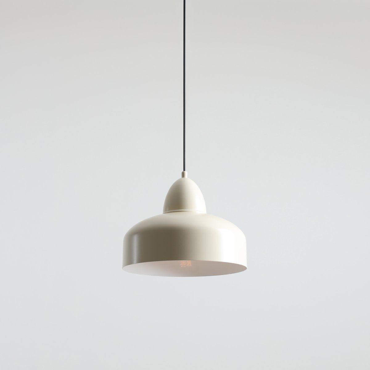 Como Ø30 blanc crème suspension De Artera - Avec sa suspension facile et sa construction robuste, cette suspension est à la fois pratique et élégante : un ajout parfait pour ajouter une touche subtile mais sophistiquée à votre maison.