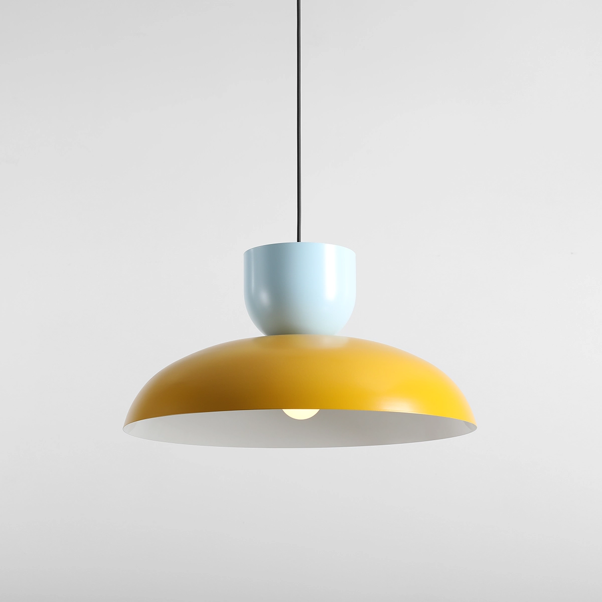 Ella Ø47 Jaune/bleu suspension De Artera - Ses magnifiques couleurs jaune moutarde et bleu clair en font un élément à la fois ludique et élégant dans n'importe quelle pièce.