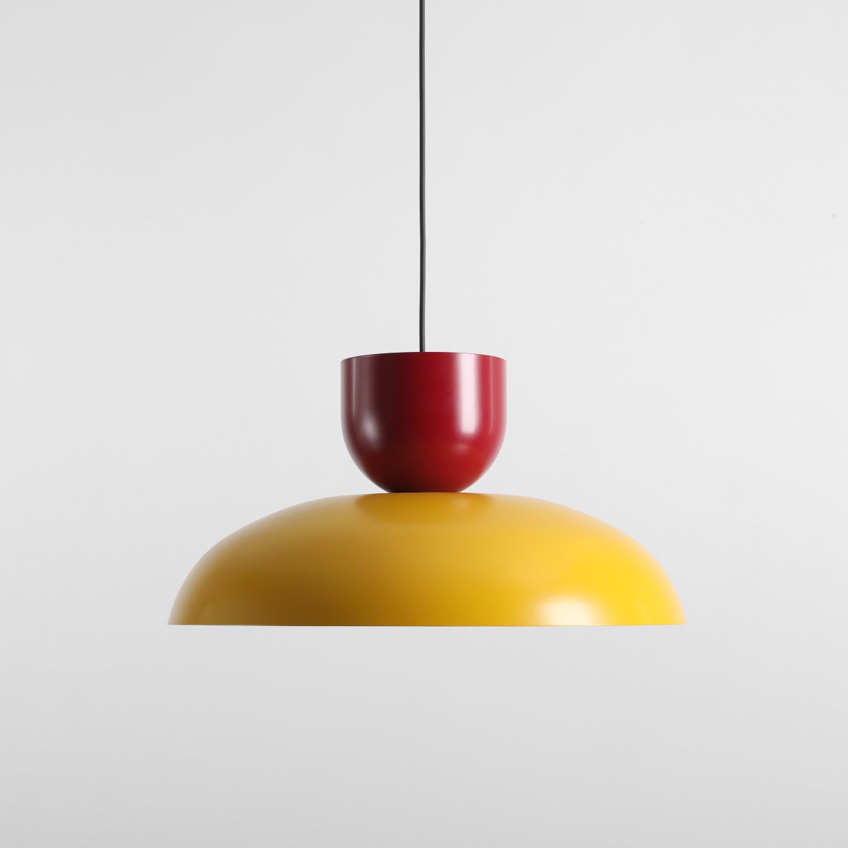 Ella Ø47 Jaune/rouge suspension De Artera - Ses magnifiques teintes jaune moutarde et bordeaux en font un élément à la fois ludique et élégant dans n'importe quelle pièce.