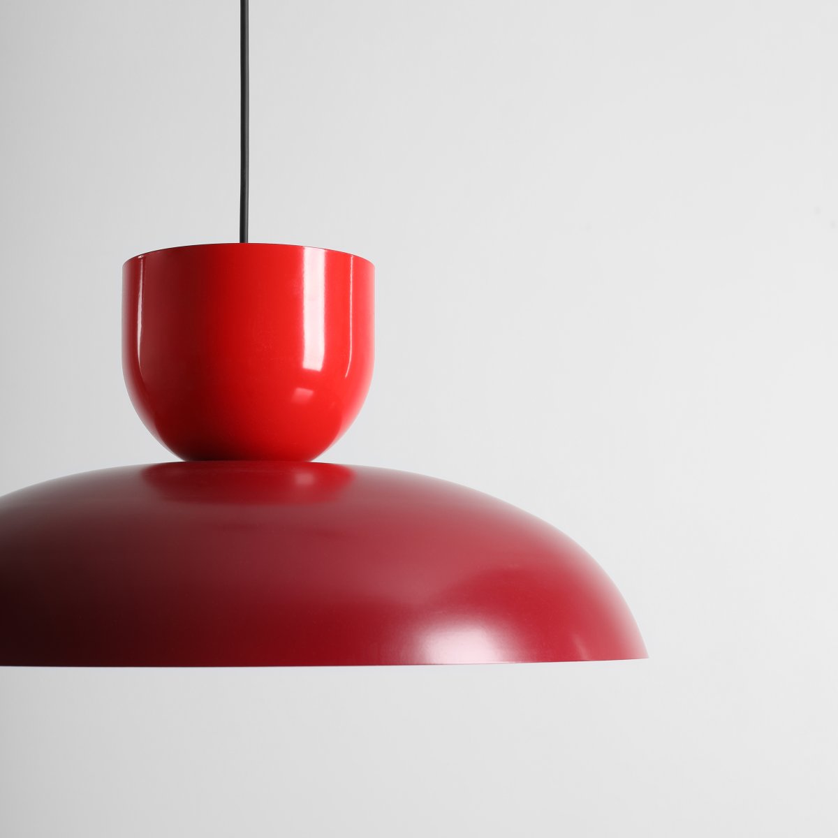 Ella Ø47 ROUGE suspension De Artera - Ses magnifiques couleurs, rouge vif et bordeaux, en font un élément central à la fois ludique et élégant dans tout intérieur.