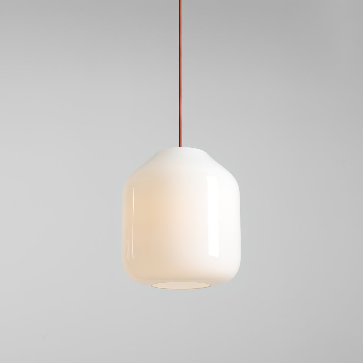 Flask Ø27 Terre cuite suspension De Artera - Les détails métalliques et le câble assorti, d'une belle couleur terre cuite, confèrent à la suspension un caractère à la fois harmonieux et ludique.
