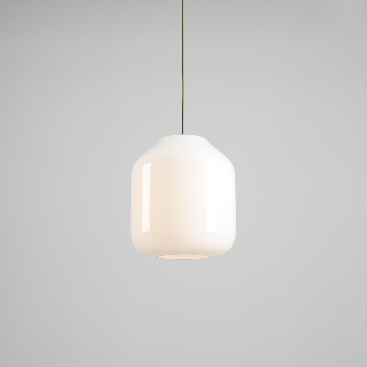 Flask Ø27 Vert suspension De Artera - Les détails métalliques et le câble assorti, d'un beau vert sauge, confèrent à la suspension un caractère à la fois harmonieux et ludique.