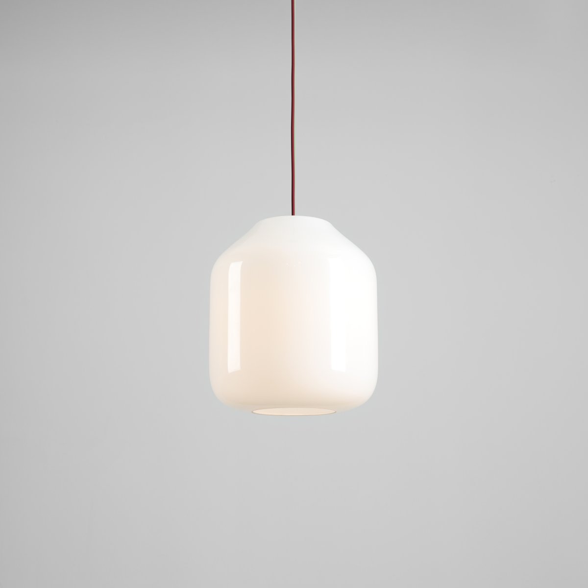 Flask Ø27 ROUGE suspension De Artera - Les détails métalliques et le câble assorti, d'un magnifique rouge cerise, confèrent à la suspension un caractère à la fois harmonieux et ludique.