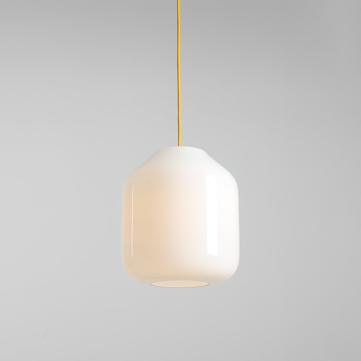 Flask Ø27 Jaune suspension De Artera - Flask est une suspension élégante qui allie des formes douces à une palette de couleurs modernes.