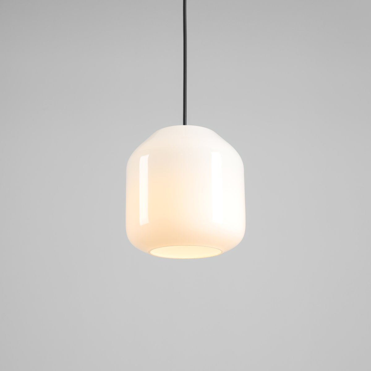 Flask Ø18 Noir suspension De Artera - Son abat-jour rond en verre opale diffuse une lumière douce et agréable, créant une ambiance chaleureuse.
