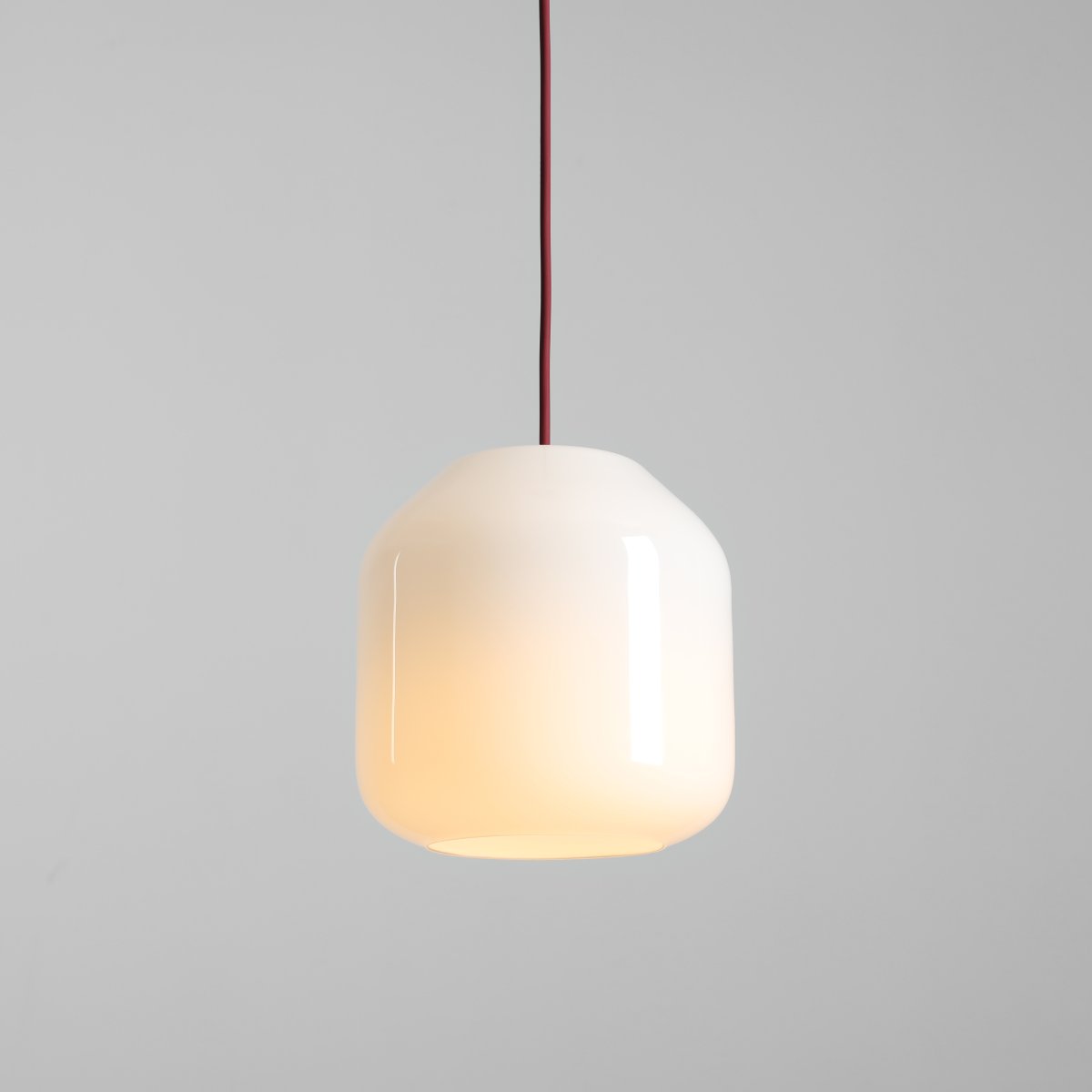 Flask Ø18 ROUGE suspension De Artera - Les détails métalliques et le câble assorti, d'un magnifique rouge cerise, confèrent à la lampe un caractère à la fois harmonieux et ludique.
