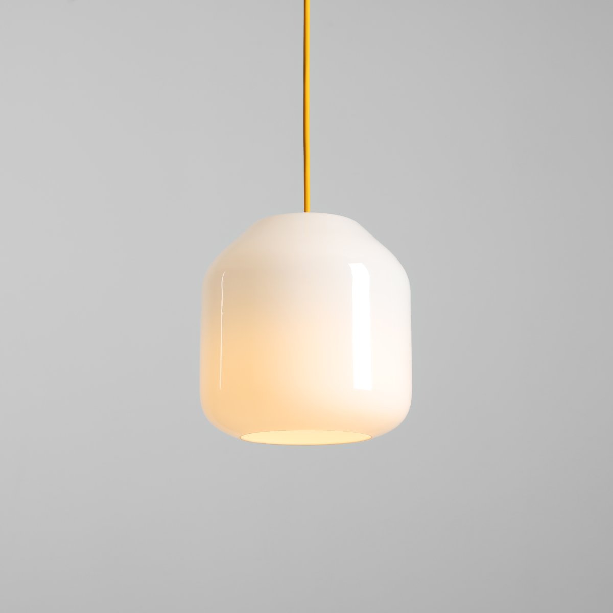 Flask Ø18 Jaune suspension De Artera - Les détails métalliques et le câble assorti, d'un joli jaune, confèrent à la lampe un caractère à la fois harmonieux et ludique.