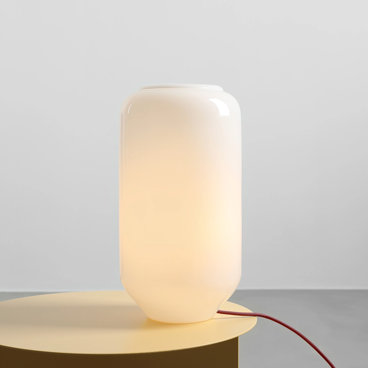Flask 36cm Blanc/rouge lampe de table De Artera - Le câble rouge cerise apporte une belle touche de couleur et confère à la lampe une harmonie à la fois élégante et ludique.