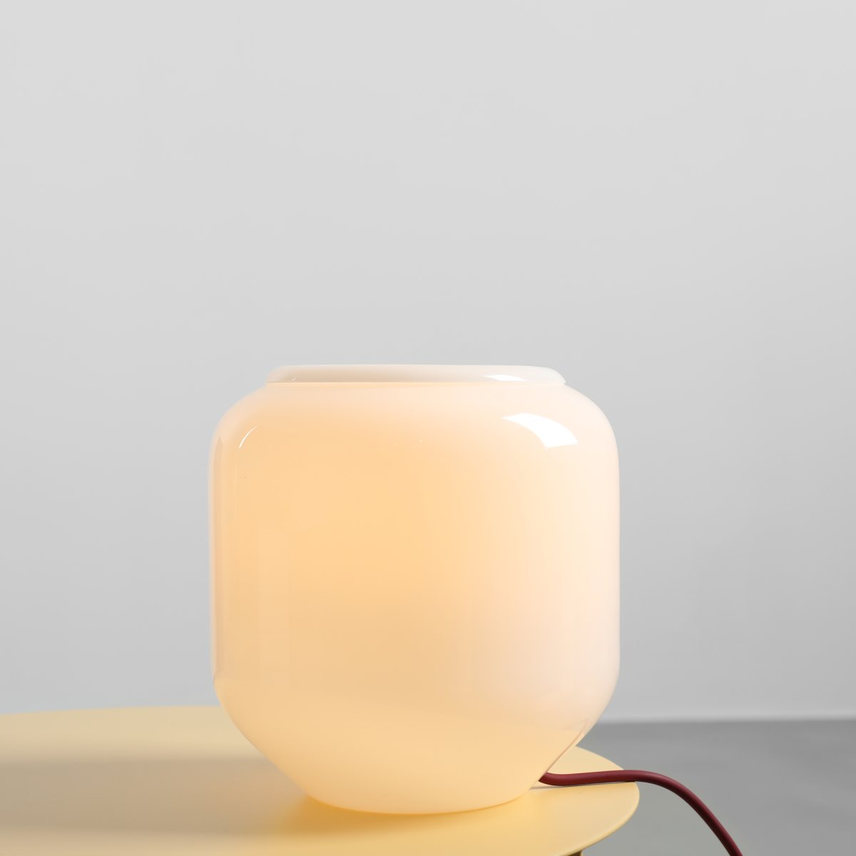 Flask 18cm Blanc/rouge lampe de table De Artera - Flask est une lampe de table élégante aux formes douces et arrondies et à la palette de couleurs modernes.