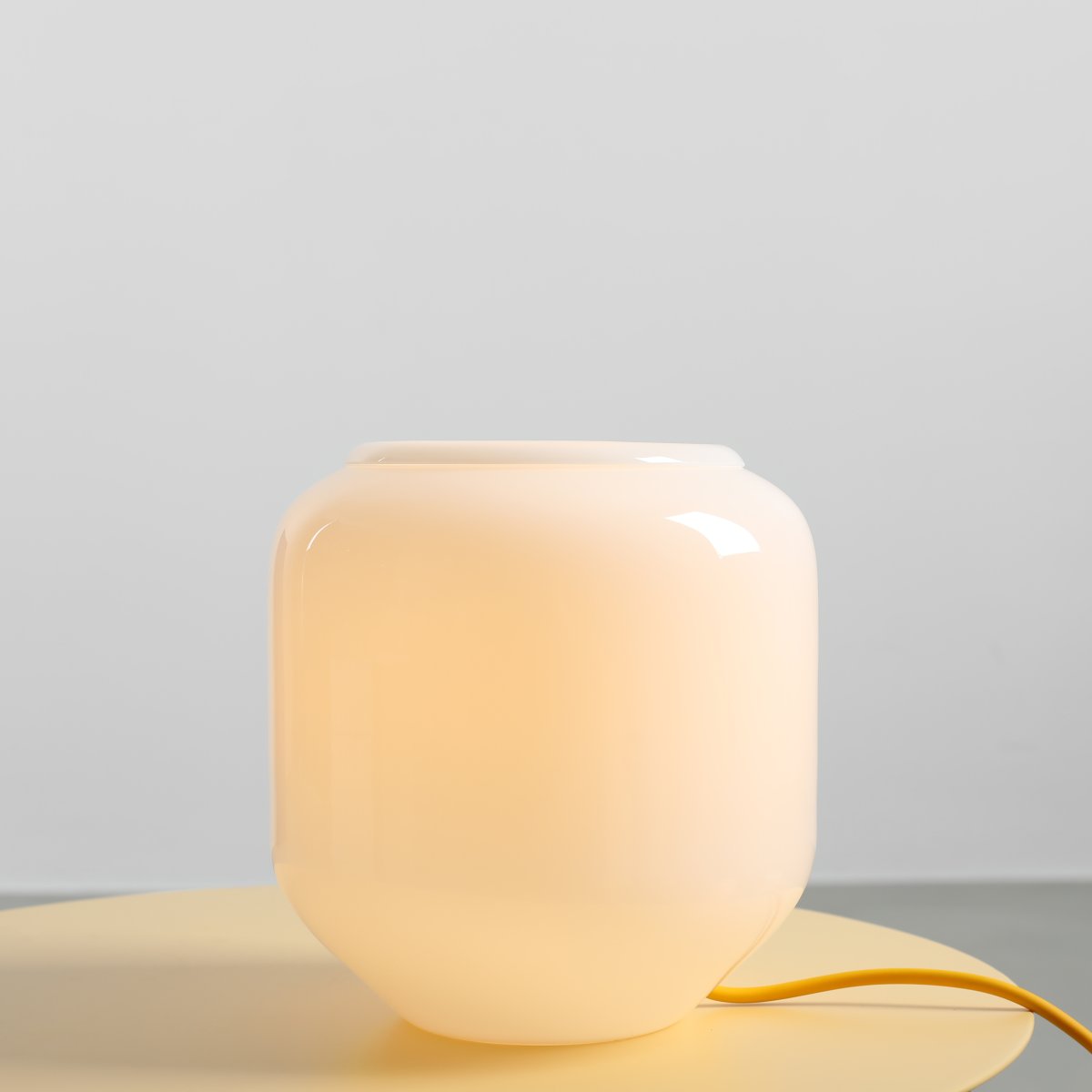 Flask 18cm Blanc/jaune lampe de table De Artera - Le câble jaune apporte une touche de couleur et confère à la lampe une allure harmonieuse et ludique.