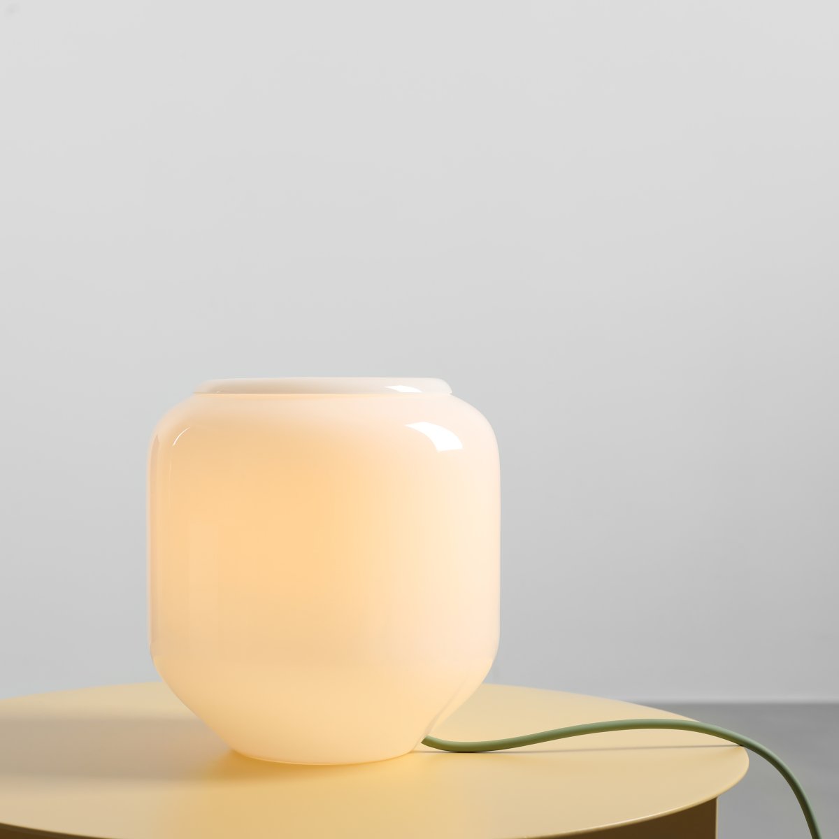 Flask 18cm Blanc/vert lampe de table De Artera - Flask est une lampe de table élégante aux formes douces et arrondies et à la palette de couleurs modernes.
