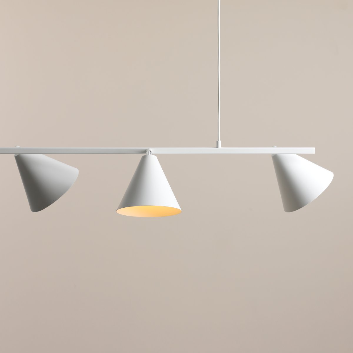 Form 120cm Blanc suspension De Artera - Son design simple et g&eacute;om&eacute;trique en fait une solution d'&eacute;clairage polyvalente qui s'int&egrave;gre &agrave; la plupart des styles d'int&eacute;rieur tout en apportant une touche d'&eacute;l&eacute;gance moderne &agrave; la pi&egrave;ce.