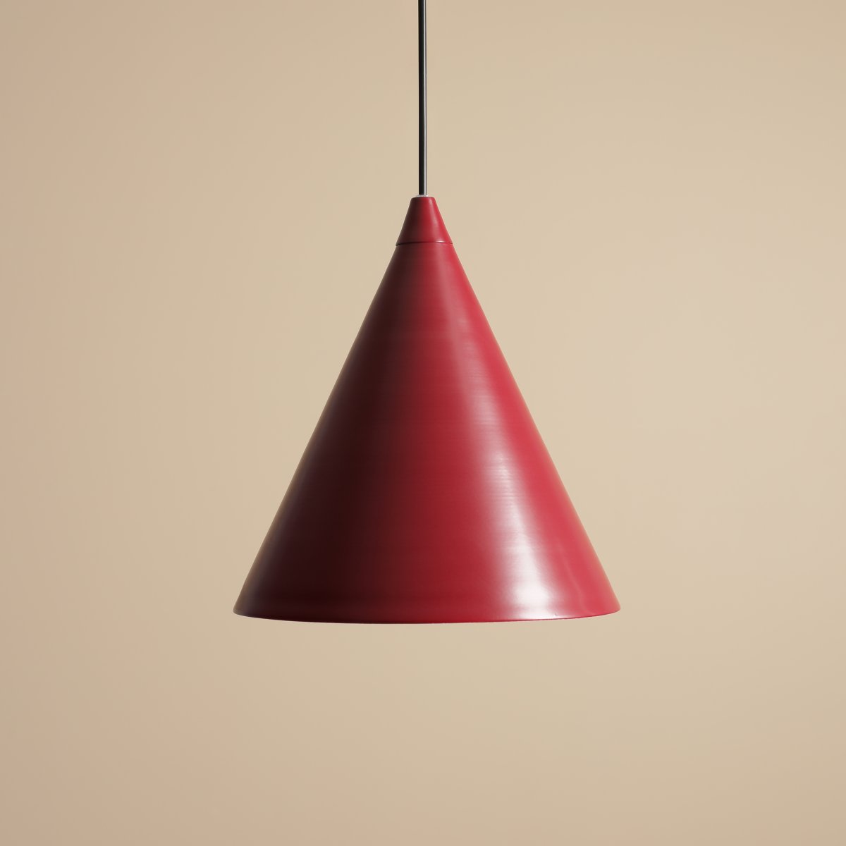 Form Ø24 Bourgogne suspension De Artera - Gr&acirc;ce &agrave; son design intemporel et &agrave; sa couleur subtile, la lampe s'int&egrave;gre parfaitement dans diff&eacute;rents styles d'int&eacute;rieur, tout en ajoutant une touche sophistiqu&eacute;e et moderne &agrave; la pi&egrave;ce.