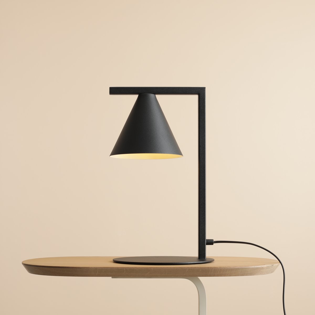 Form 40cm Noir lampe de table De Artera - La lampe fournit une lumière focalisée et est donc idéale pour être placée sur une table à côté du canapé, du lit ou dans un coin où une lumière supplémentaire est nécessaire.