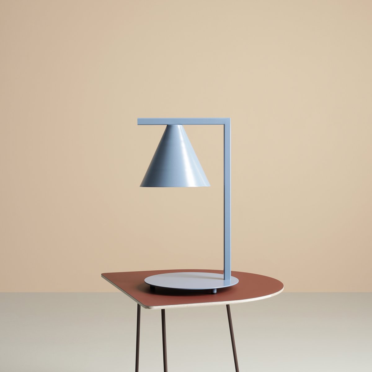 Form 40cm Bleu lampe de table De Artera - Grâce à son design intemporel et à sa couleur subtile, la lampe s'intègre parfaitement dans différents styles d'intérieur, tout en ajoutant une touche sophistiquée et moderne à la pièce.
