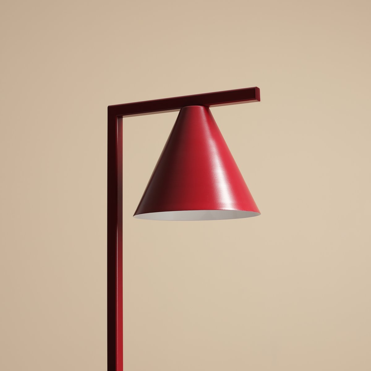 Form 40cm Bourgogne lampe de table De Artera - La lampe fournit une lumière focalisée et est donc idéale pour être placée sur une table à côté du canapé, du lit ou dans un coin où une lumière supplémentaire est nécessaire.