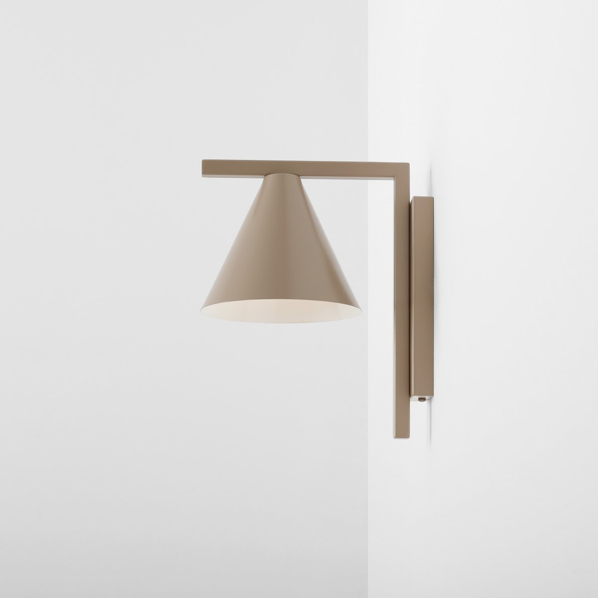 Form 23cm Beige applique murale De Artera - Gr&acirc;ce &agrave; son design intemporel et &agrave; sa couleur subtile, la lampe s'int&egrave;gre parfaitement dans diff&eacute;rents styles d'int&eacute;rieur, tout en ajoutant une touche sophistiqu&eacute;e et moderne &agrave; la pi&egrave;ce.