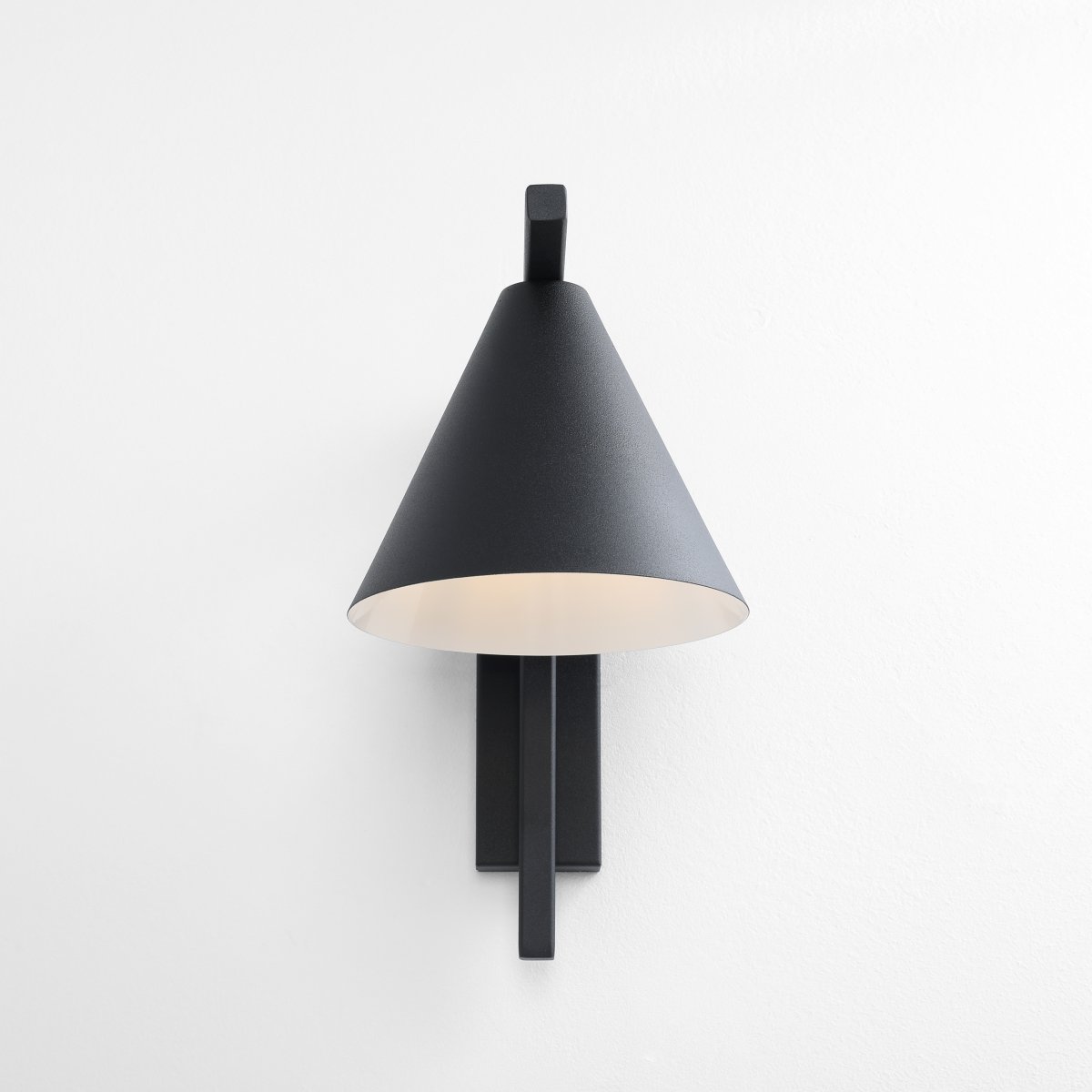 Form 23cm Noir applique murale De Artera - Gr&acirc;ce &agrave; son design intemporel et &agrave; sa couleur subtile, la lampe s'int&egrave;gre parfaitement dans diff&eacute;rents styles d'int&eacute;rieur, tout en ajoutant une touche sophistiqu&eacute;e et moderne &agrave; la pi&egrave;ce.