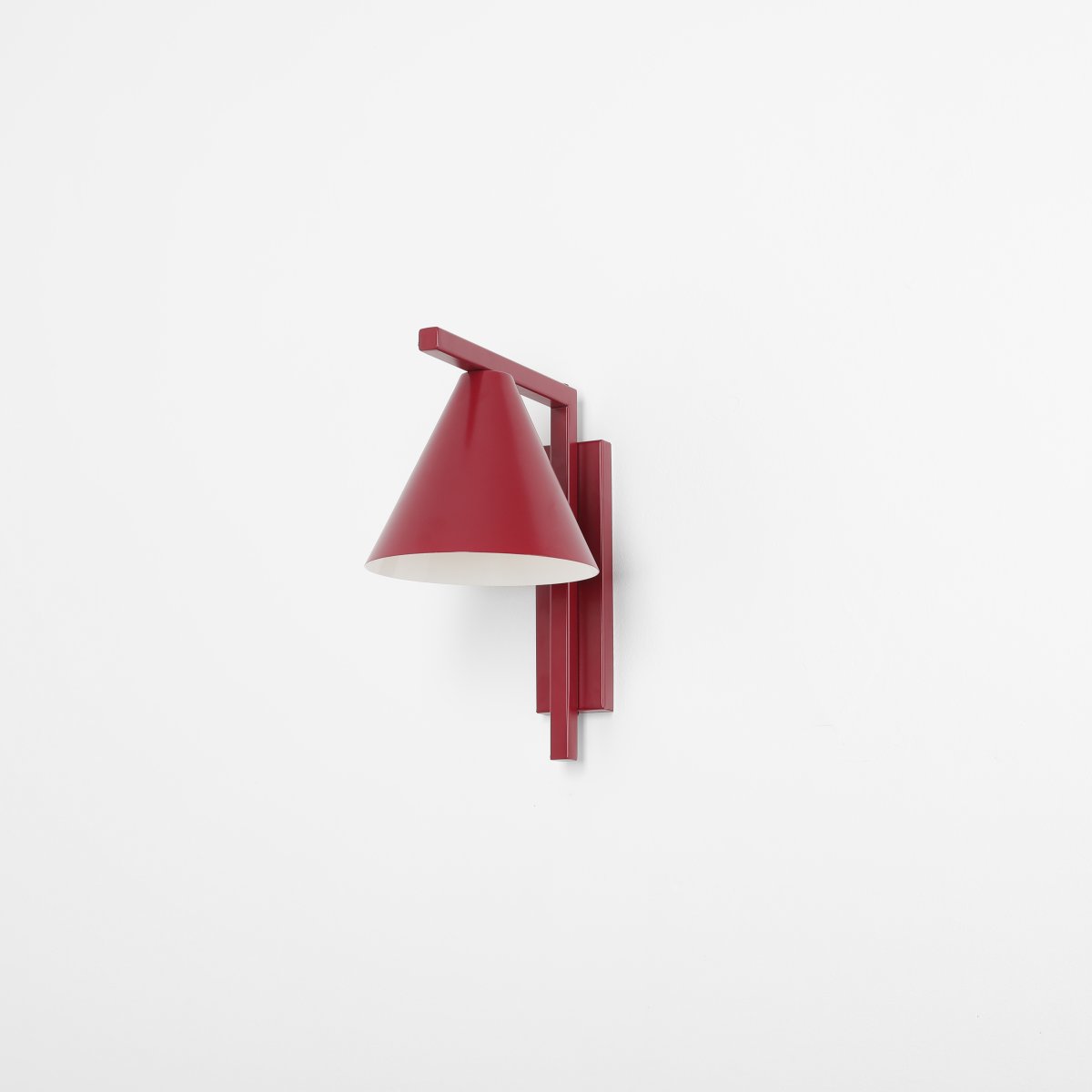 Form 23cm Bourgogne applique murale De Artera - Gr&acirc;ce &agrave; son design intemporel et &agrave; sa couleur subtile, la lampe s'int&egrave;gre parfaitement dans diff&eacute;rents styles d'int&eacute;rieur, tout en ajoutant une touche sophistiqu&eacute;e et moderne &agrave; la pi&egrave;ce.