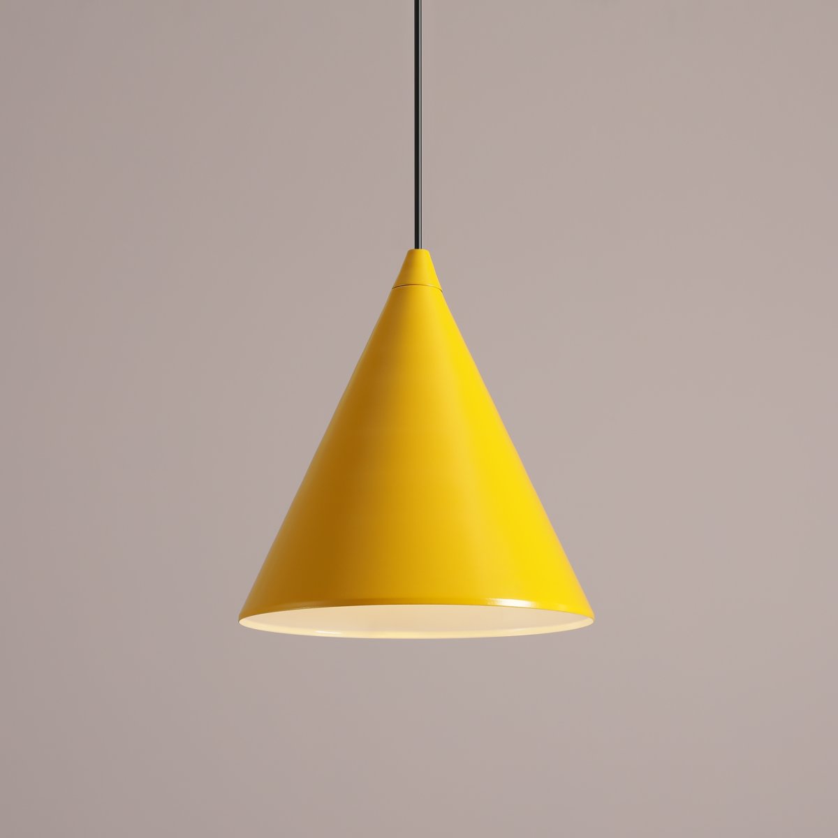 Form Ø24 Moutarde suspension De Artera - Grâce à son design intemporel et à sa couleur subtile, la lampe s'intègre parfaitement dans différents styles d'intérieur, tout en ajoutant une touche sophistiquée et moderne à la pièce.