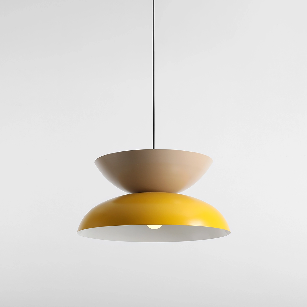 Millo Ø47 Jaune/beige suspension De Artera - Ses tons jaune moutarde et beige en font un élément de décoration à la fois ludique et élégant pour n'importe quelle pièce.