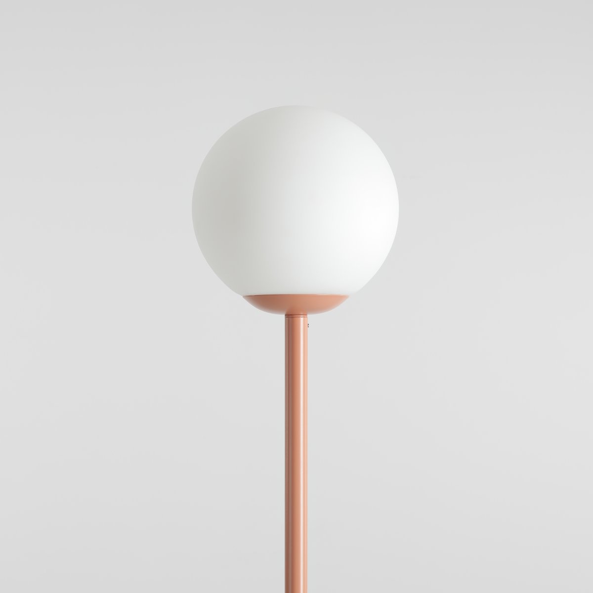 Pinne Corail lampadaire De Artera - La base fine de la lampe dans un ton rouge corail subtil lui donne un look moderne et est parfaite comme détail décoratif dans le salon, la chambre ou sur le balcon.
