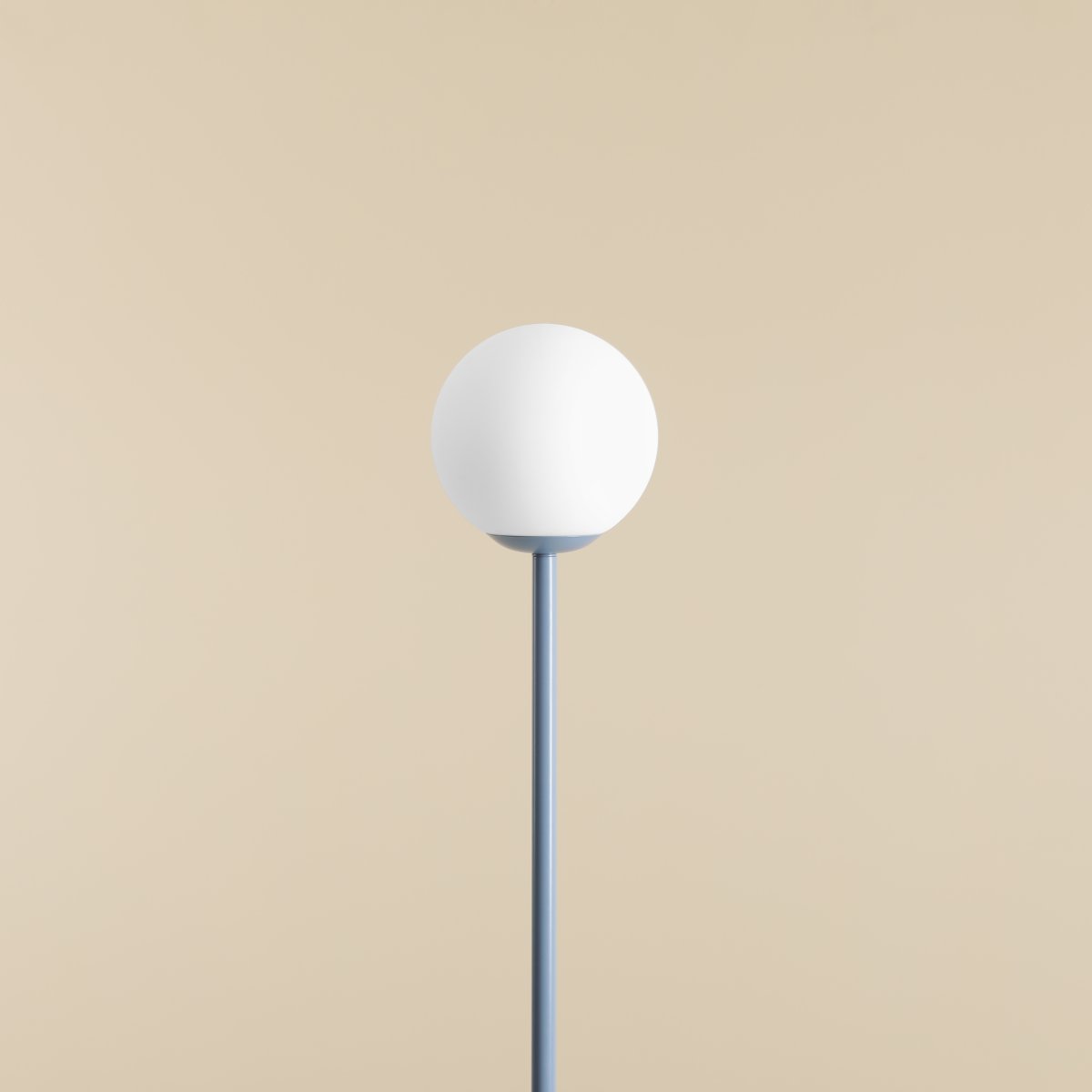 Pinne Bleu lampadaire De Artera - Le ton donne un look moderne et est parfait comme détail décoratif dans le salon, la chambre et sur la terrasse.