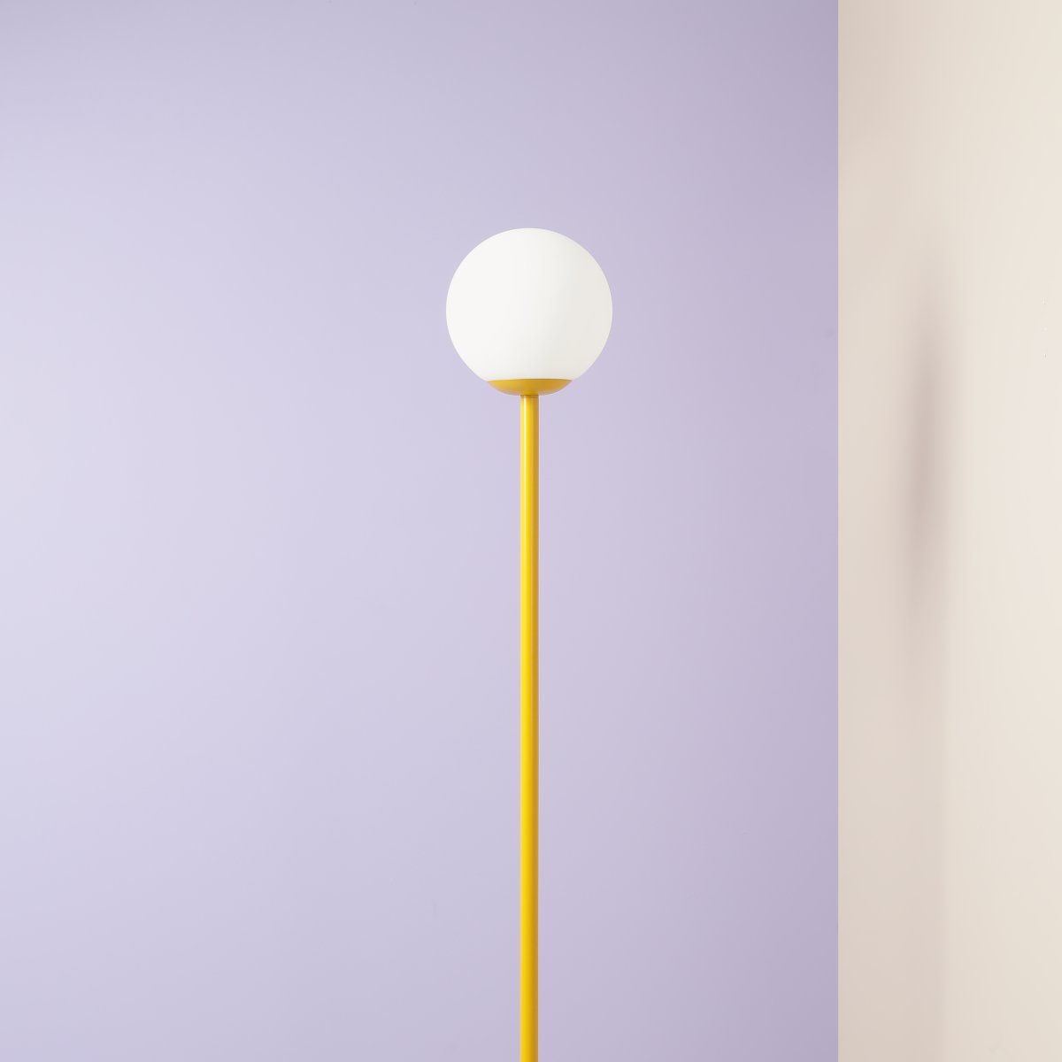 Pinne Moutarde lampadaire De Artera - La base fine de la lampe dans un ton jaune moutarde lui donne un look moderne et est parfaite comme détail décoratif dans le salon, la chambre ou sur la véranda.