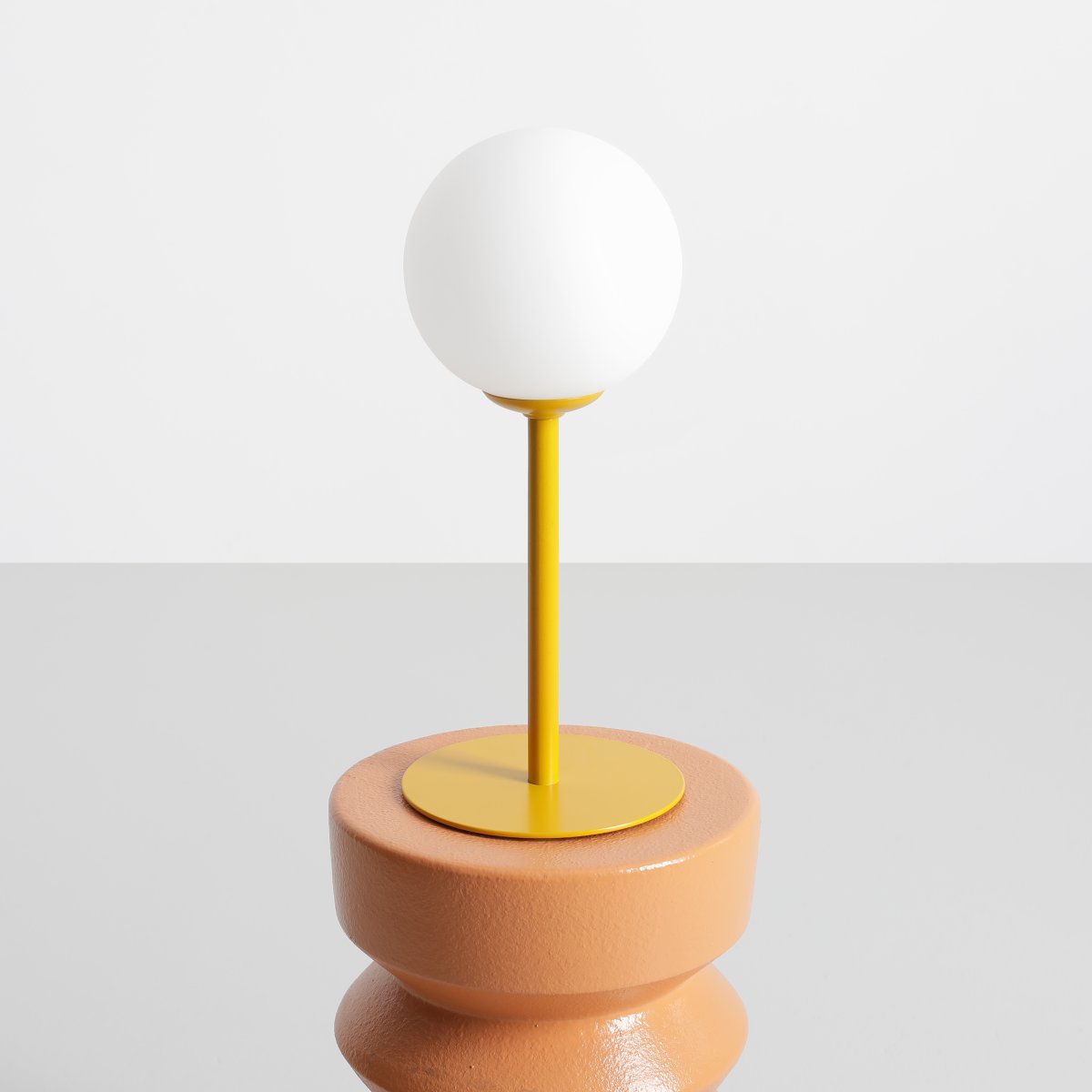 Pinne 35cm Moutarde lampe de table De Artera - La base fine de la lampe dans un ton jaune moutarde lui donne un look moderne et est parfaite comme détail décoratif dans le salon, la chambre ou sur la véranda.