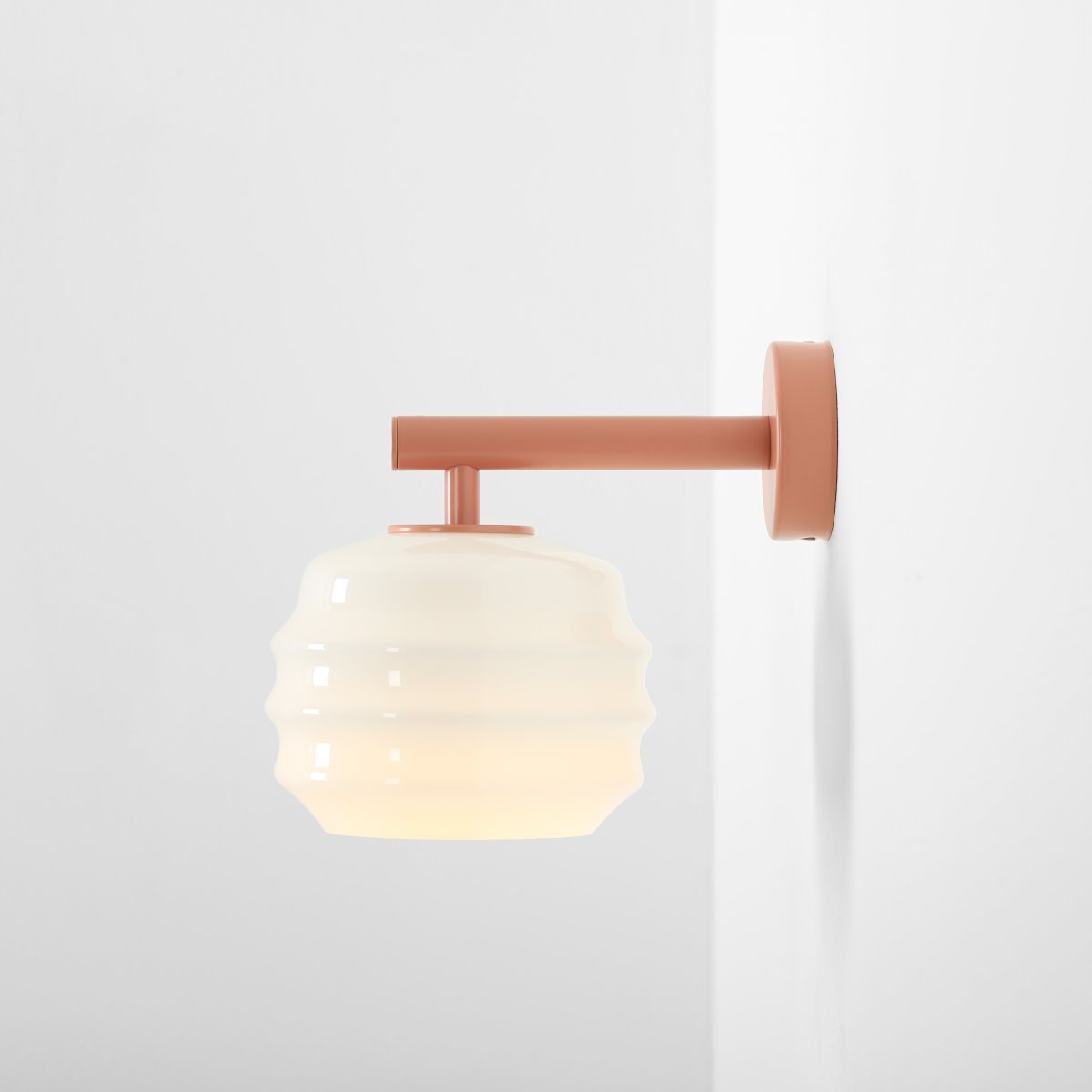 Puff 23cm Corail applique murale De Artera - Son abat-jour décoratif en verre opale blanc, aux courbes harmonieuses, confère à la lampe une allure à la fois ludique et raffinée.