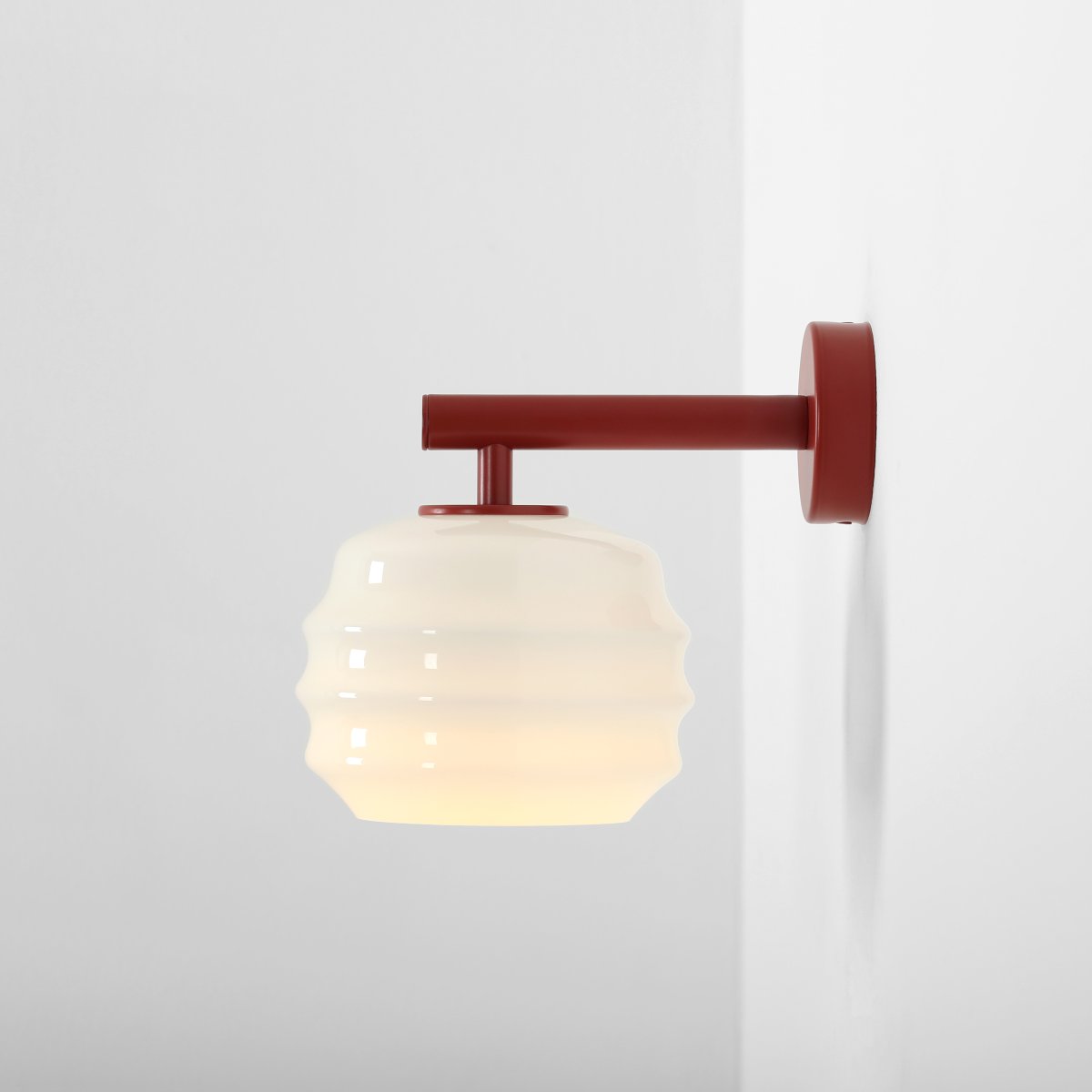 Puff 23cm Bourgogne applique murale De Artera - Puff offre une lumière douce et agréable, idéale pour créer une ambiance cosy.