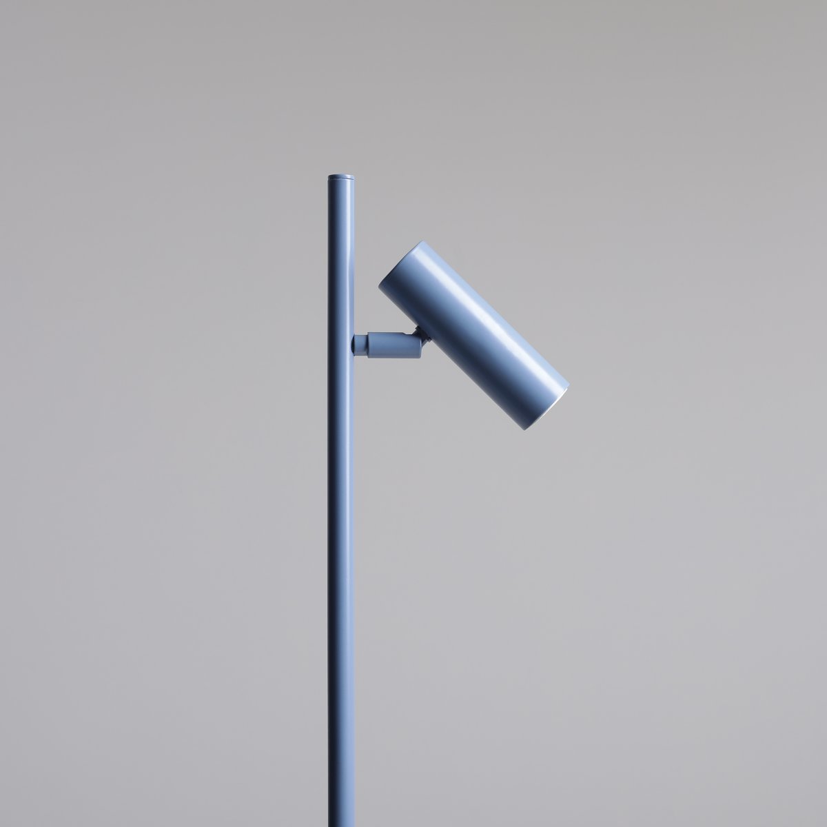 Trevo 54cm Bleu lampe de bureau De Artera - La lampe de table Trevo est fabriquée en métal et offre un design moderne et fonctionnel.