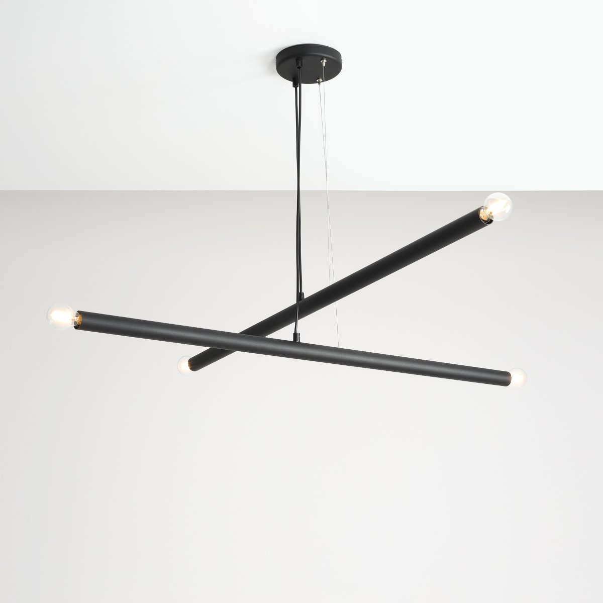 Tubo 4 100cm Noir suspension De Artera - Chaque tube mesure 100 cm de long et 3,2 cm de diamètre, et est équipé d'une source lumineuse à chaque extrémité.