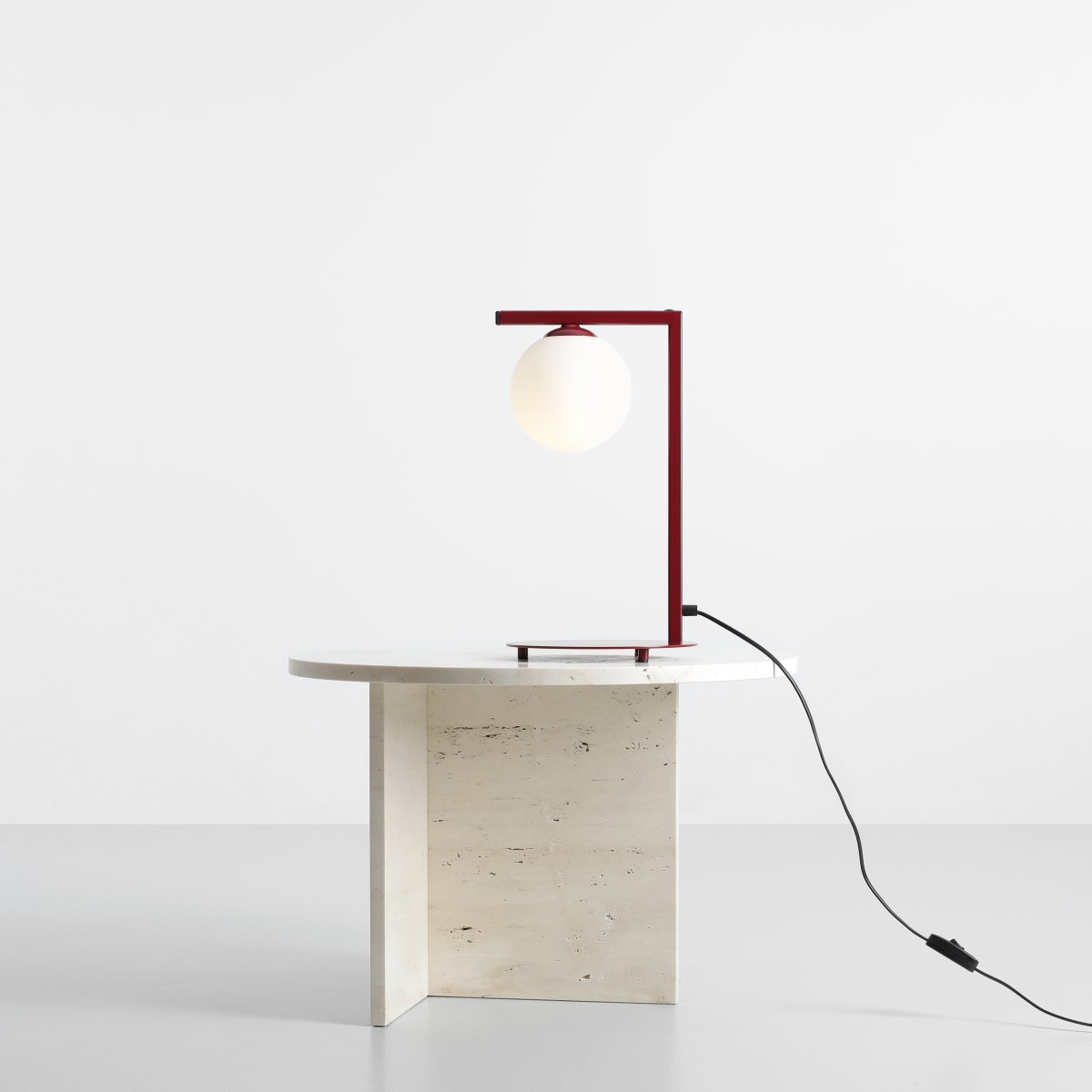 Zac 50cm Bourgogne lampe de table De Artera - La lampe de table Zac en métal bordeaux et verre blanc présente un design moderne et minimaliste qui allie élégance et fonctionnalité.