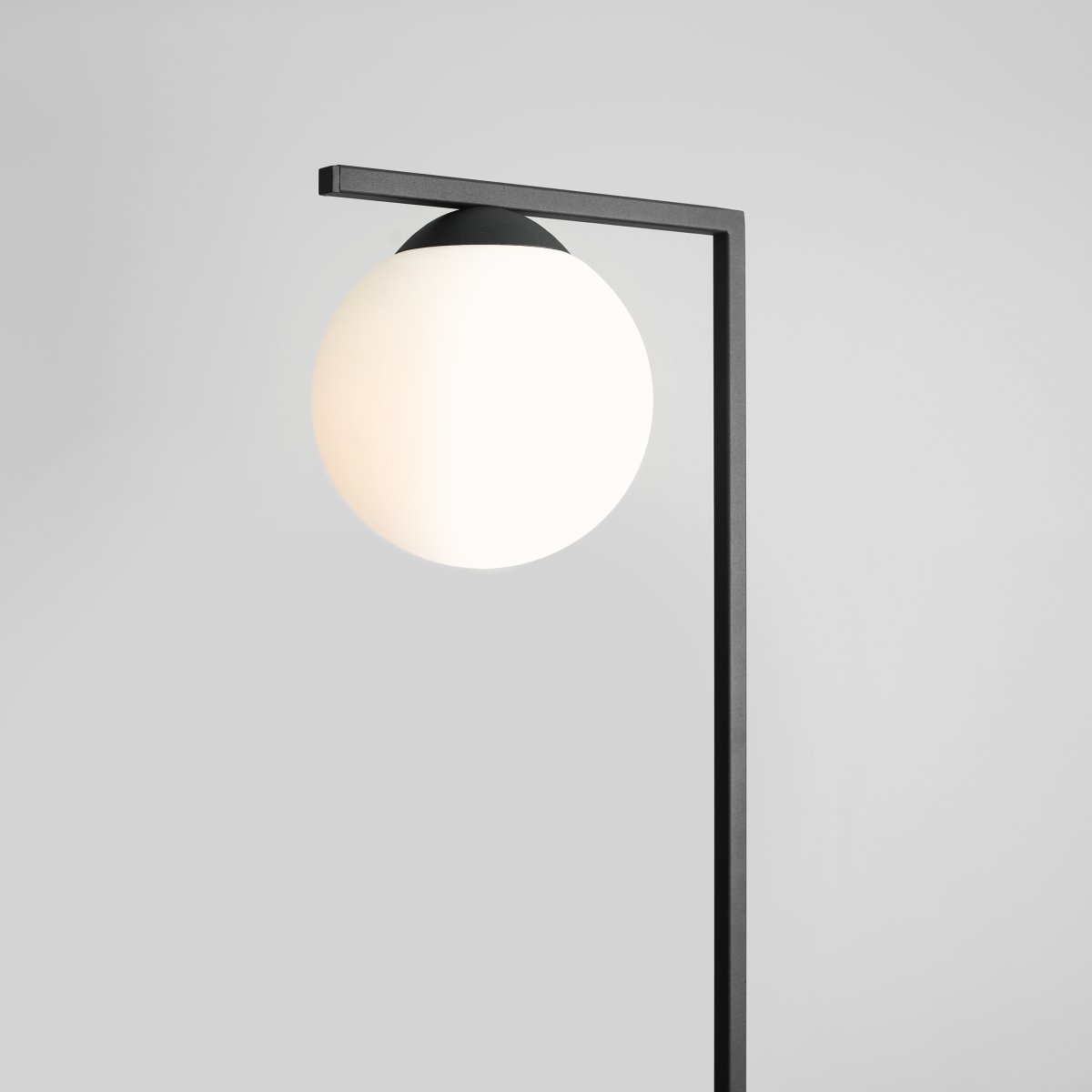 Zac Noir lampadaire De Artera - L'abat-jour en verre blanc émet une lumière douce et agréable, tandis que le cadre en métal robuste donne à la lampe un aspect élégant.