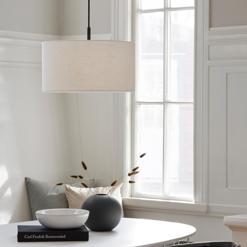 Soft Ø44 Blanc/bronze suspension De Belid - La suspension Soft est une lampe &eacute;l&eacute;gante aux formes douces et arrondies qui diffuse une lumi&egrave;re chaleureuse et accueillante.