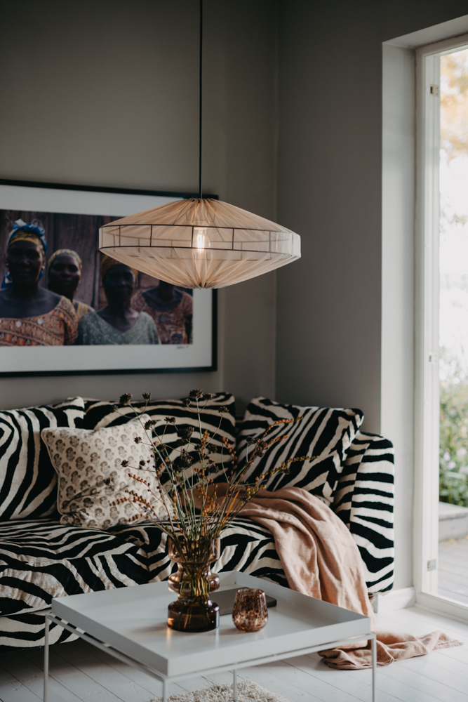 Alba Abat-Jour S/Suspension Ø58 Brun suspension De Alde & Lind - Alba peut être utilisé comme suspension ou plafonnier, selon la lampe avec laquelle vous l'associez.