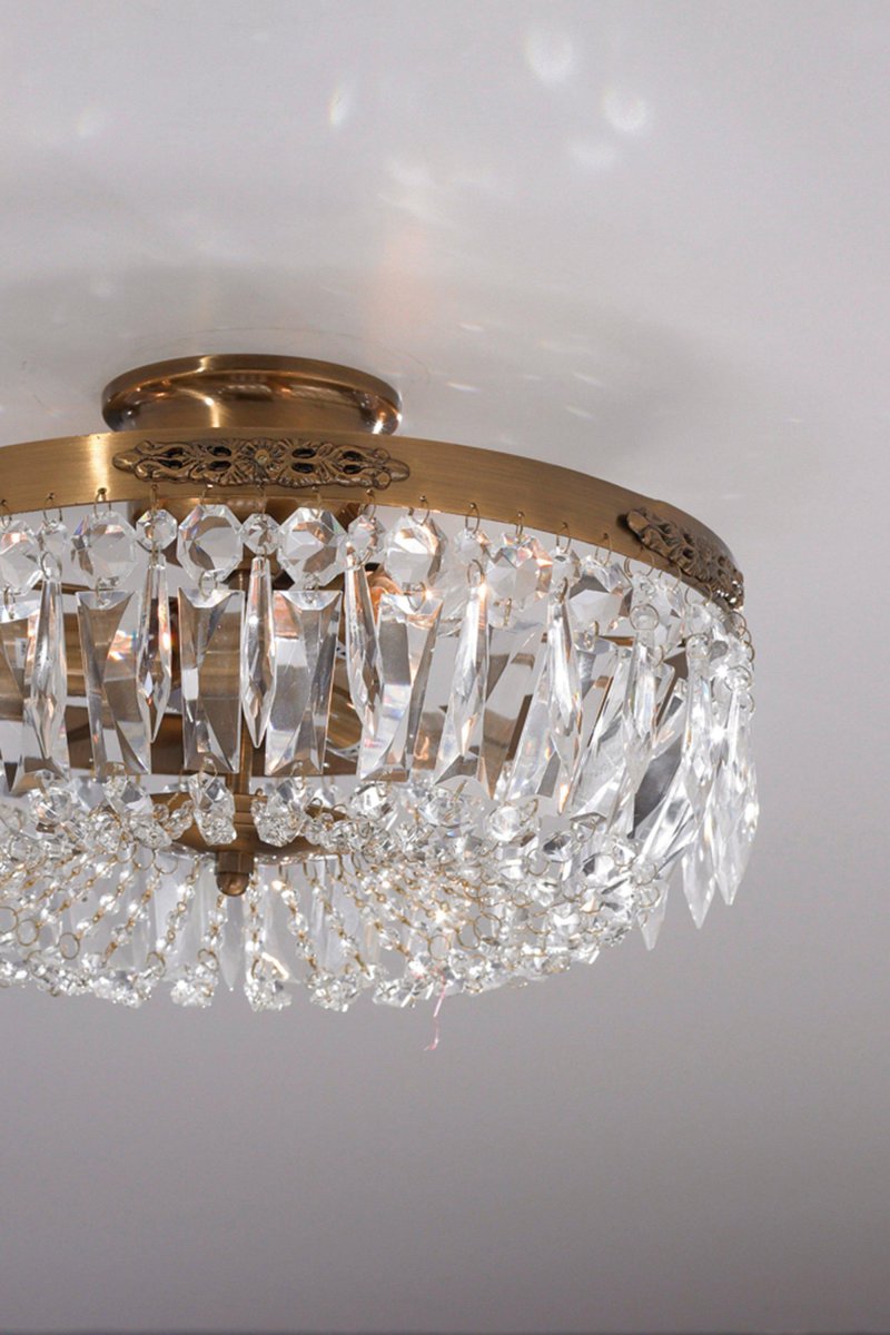 Strömsholm Ø35 Antique cristal De Markslöjd - Ce plafonnier classique en m&eacute;tal de couleur antique pr&eacute;sente de magnifiques prismes d&eacute;coup&eacute;s &agrave; la machine qui conf&egrave;rent &agrave; la pi&egrave;ce une atmosph&egrave;re &eacute;l&eacute;gante et luxueuse.