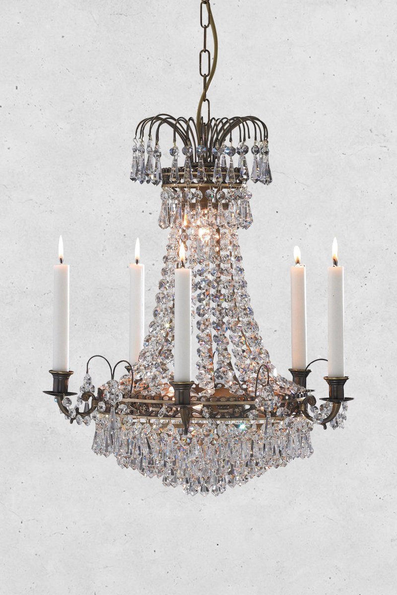 Läckö Ø45 Antique cristal De Markslöjd - Defective est un lustre en cristal intemporel avec de beaux détails et un cadre en métal de couleur antique.