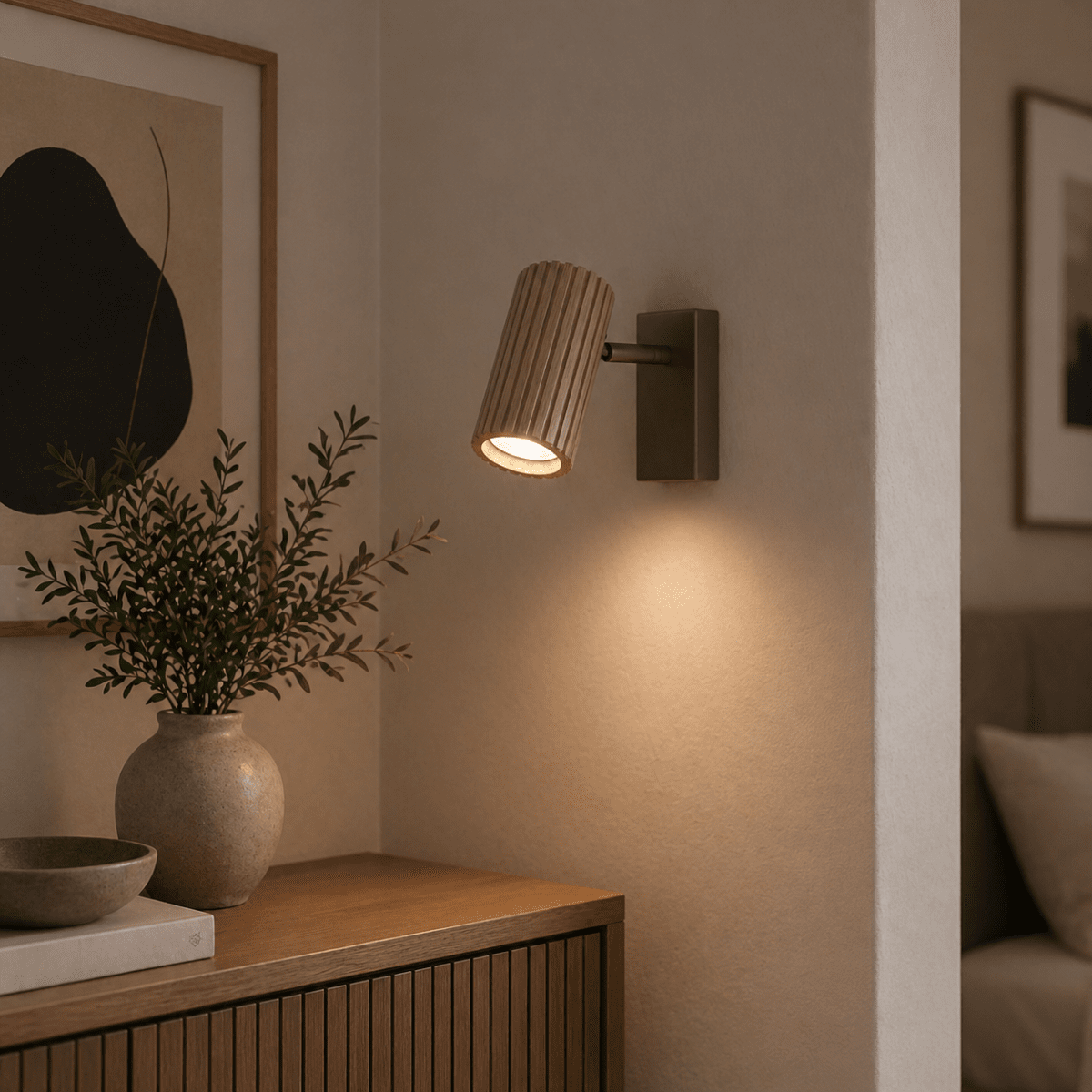 Lakewood 17cm Brun lampe de lecture De Brilliant - Sa t&ecirc;te orientable permet de diriger la lumi&egrave;re facilement, en l'inclinant vers le haut, le bas et sur les c&ocirc;t&eacute;s.