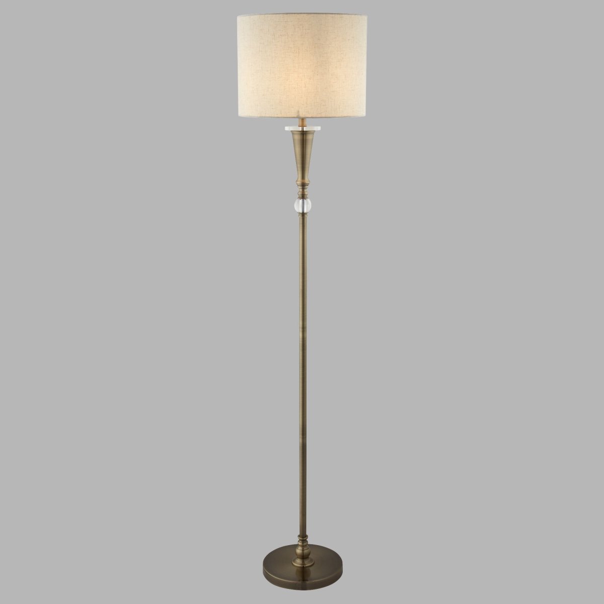 Oscar Laiton antique lampadaire De Searchlight - Avec sa finition en laiton antique et son bel abat-jour inspiré du lin, il crée une lumière chaleureuse et douce qui contribue à une atmosphère accueillante.