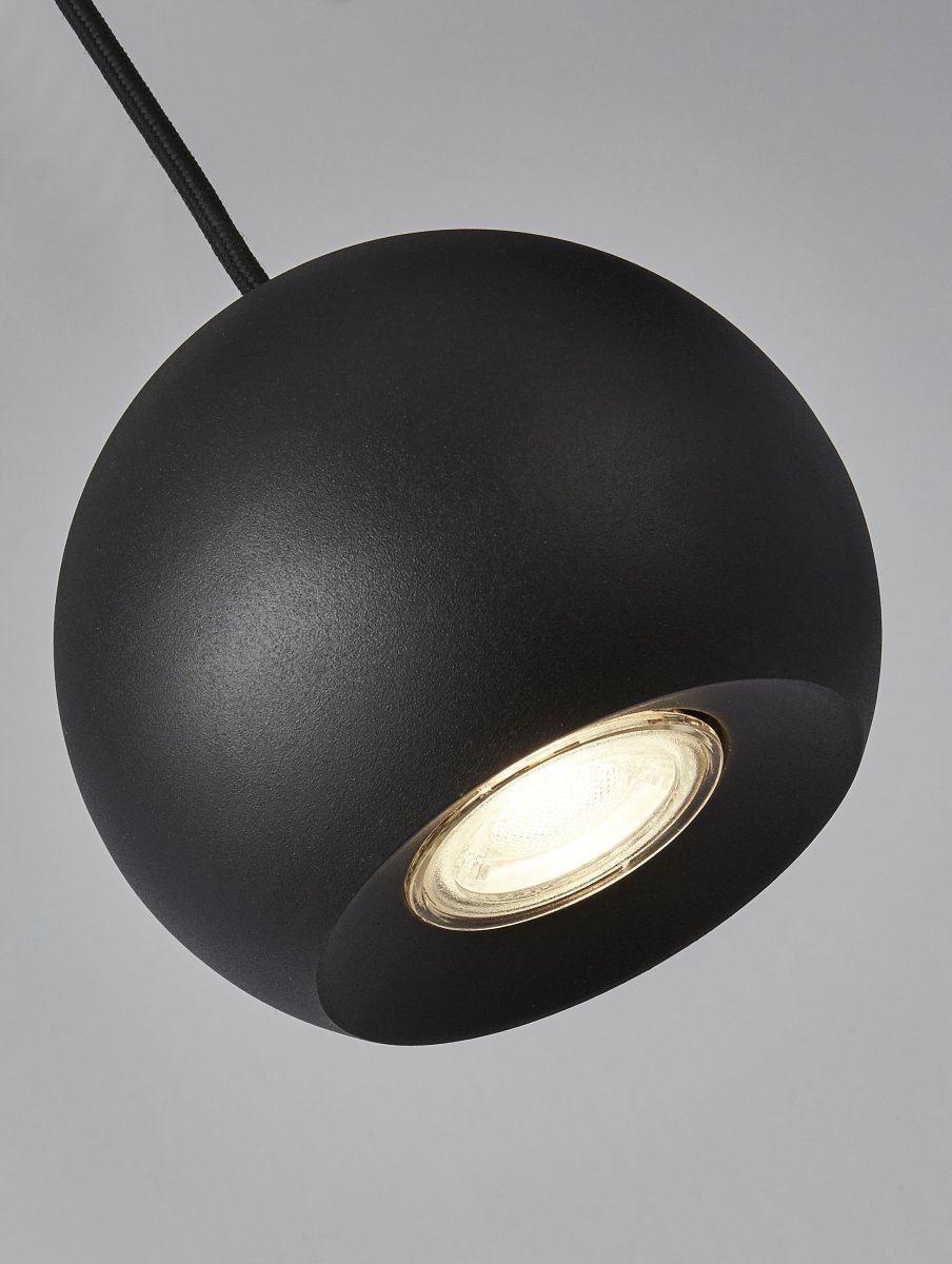 Eindhoven 125cm Sable noir suspension De Searchlight - La suspension Eindhoven à 4 lumières est suspendue à une tige noire de couleur sable et ajoute un luxe élégant à un salon, une chambre, une cuisine, une salle à manger ou un couloir moderne.