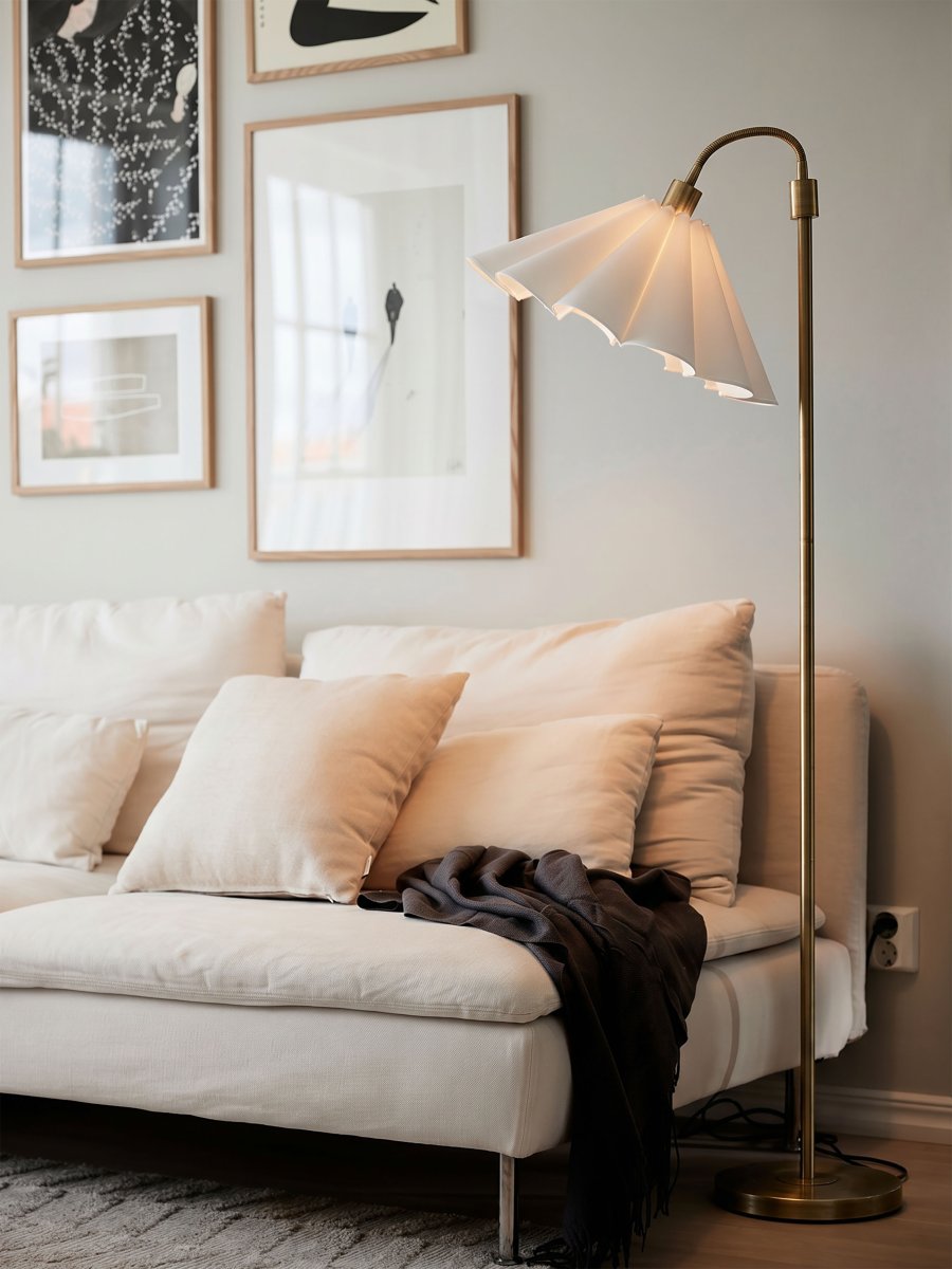 Amy Flex Or lampadaire De PR Home - Sa structure en m&eacute;tal dor&eacute; est dot&eacute;e d'un bras articul&eacute; et d'un interrupteur &agrave; la base pour une utilisation simplifi&eacute;e.